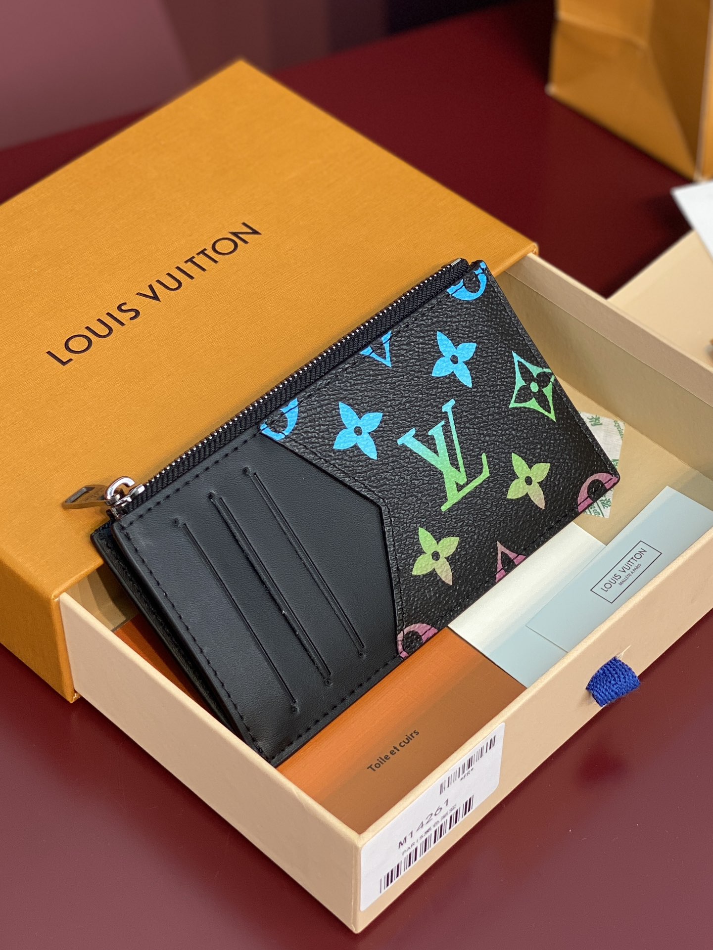 NO:672132,M14261 black gradient!  (COIN Card Holder) This COIN card holder is a combination of Taga leather and Monogram canvas painted in harmonious colors and outlining simple lines. The zipper hides the coin pocket underneath, and there are four card slots and a bill compartment. Size 14.5 x 1 x 8 centimeters, LV wallet, louis vuitton, wallets19860909M14261 黑色渐变！（COIN 卡夹）此款 COIN 卡夹为 Taga 皮革和 Monogram 帆布的结合涂抹和谐色彩,勾勒简明线条.拉链将零钱袋隐藏其下,另有四个卡位和一个钞票隔层. 尺寸14.5 x 1 x 8 厘,LV钱包,louis vuitton,wallets,欧美剧