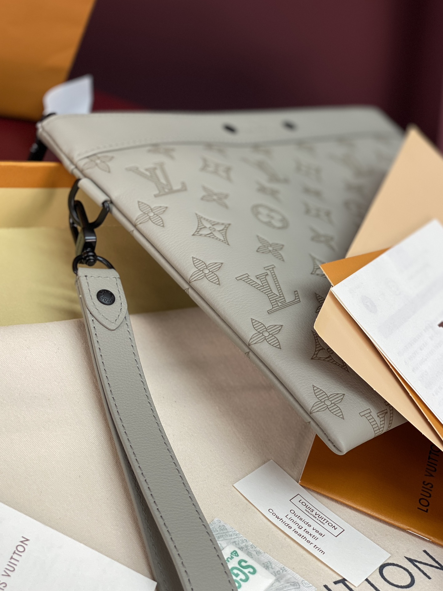  M14914 新压花冰灰！（采用头层牛皮制作）当季新款POCHETTE TO-GO 手拿包！本款 Po