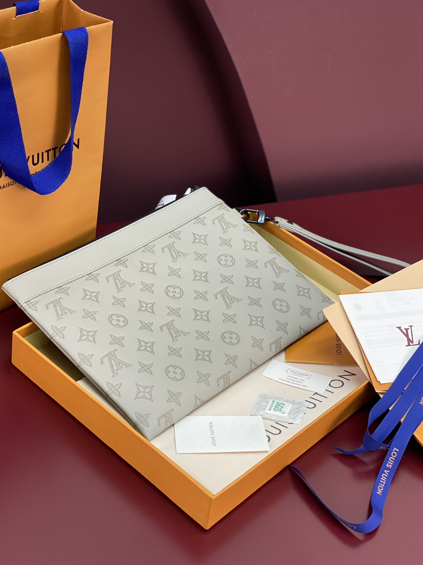  M14914 新压花冰灰！（采用头层牛皮制作）当季新款POCHETTE TO-GO 手拿包！本款 Po