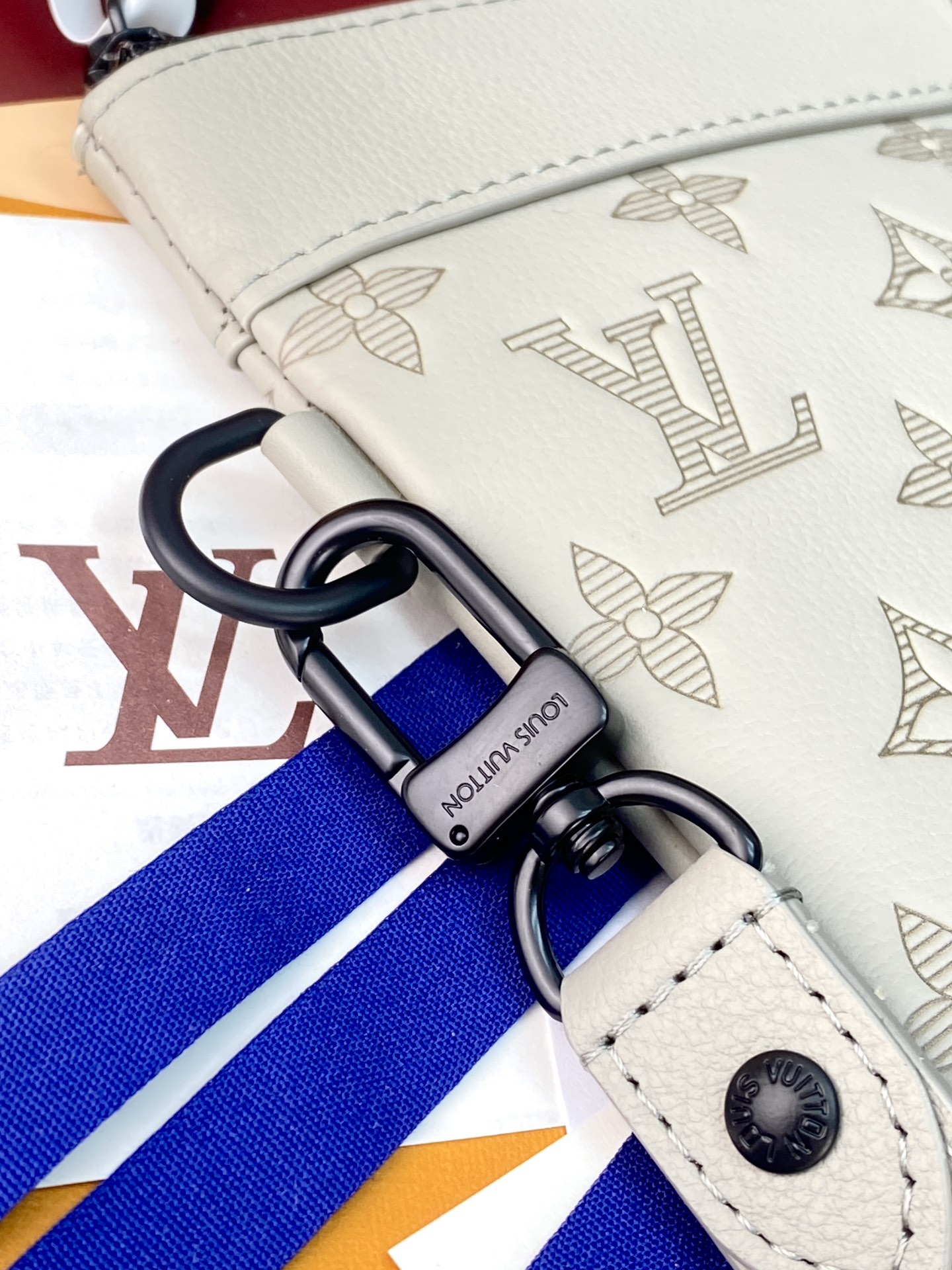  M14914 新压花冰灰！（采用头层牛皮制作）当季新款POCHETTE TO-GO 手拿包！本款 Po