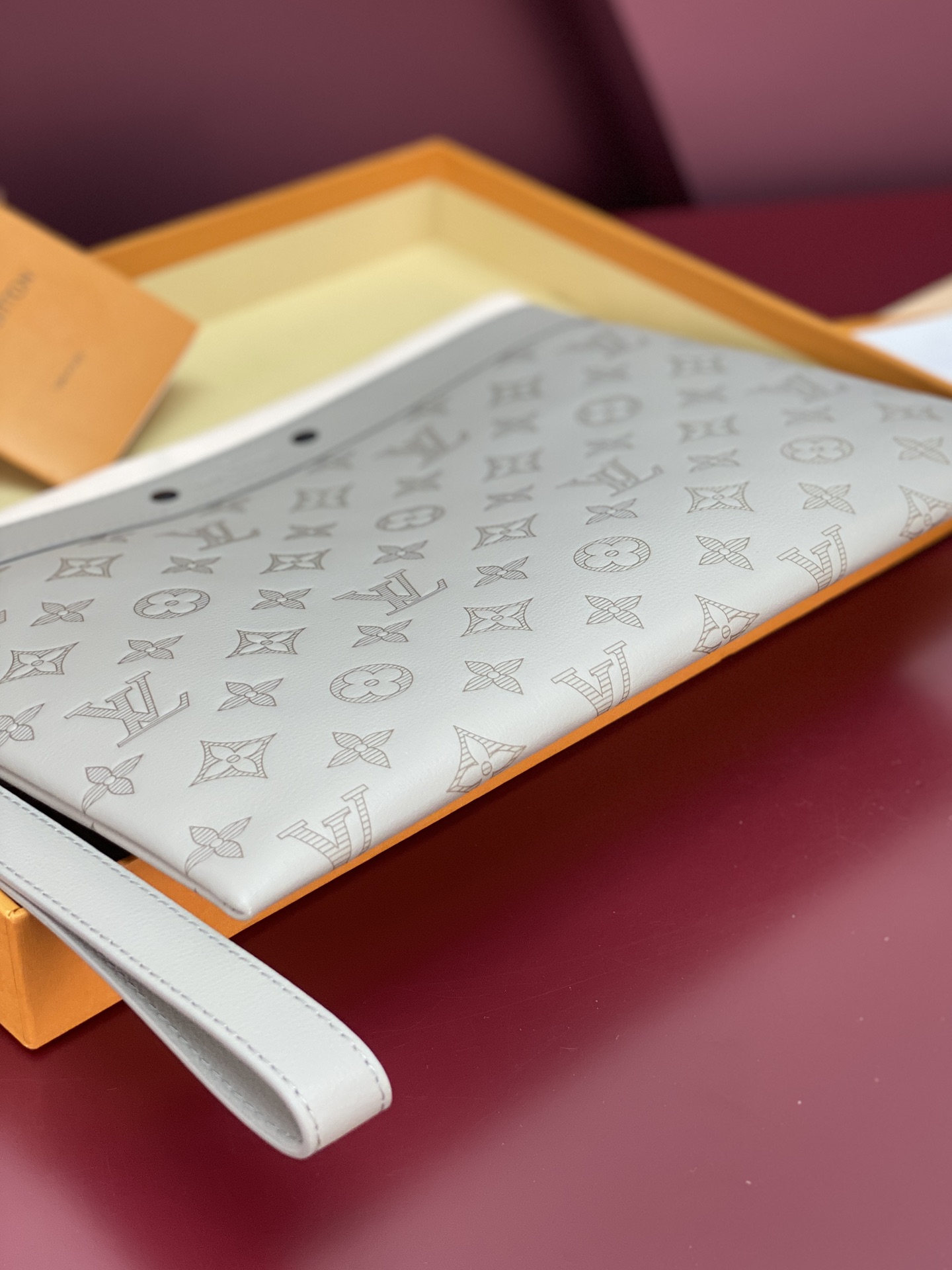  M14914 新压花冰灰！（采用头层牛皮制作）当季新款POCHETTE TO-GO 手拿包！本款 Po
