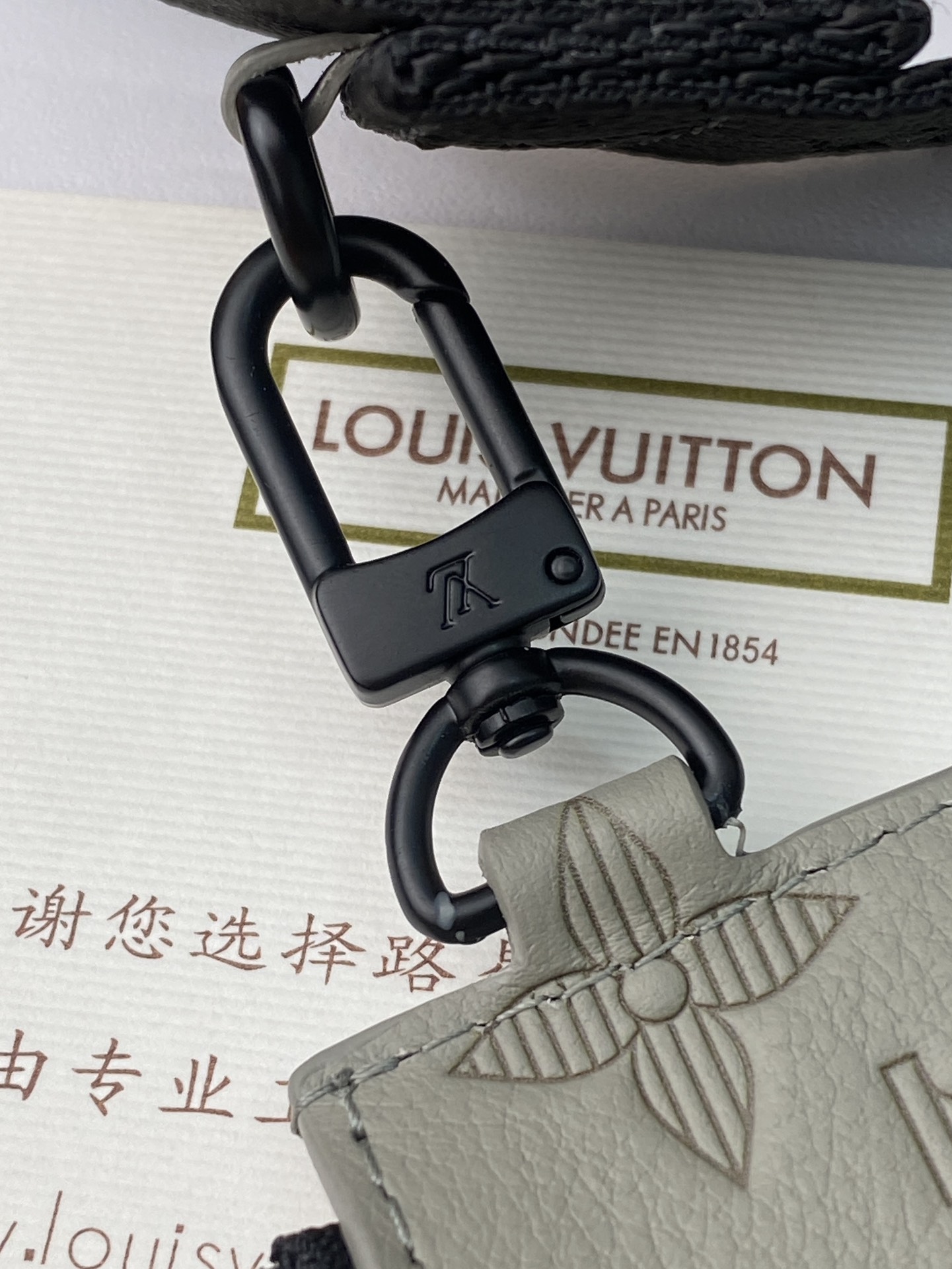  M81115 新压花冰灰！(采取头层牛皮制作) 当季新款、GASTON 迷你手袋、本款 Gaston 