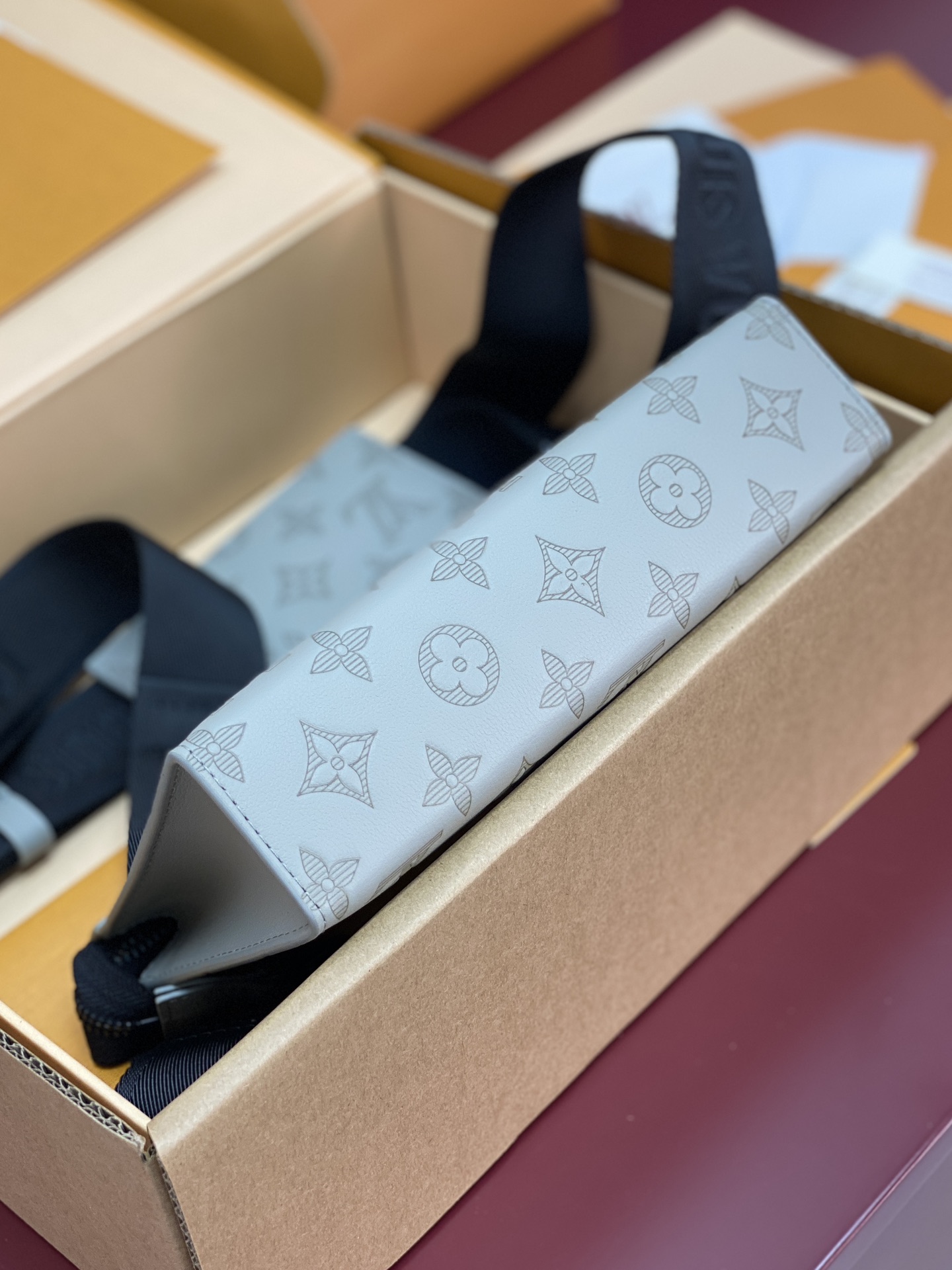  M81115 新压花冰灰！(采取头层牛皮制作) 当季新款、GASTON 迷你手袋、本款 Gaston 