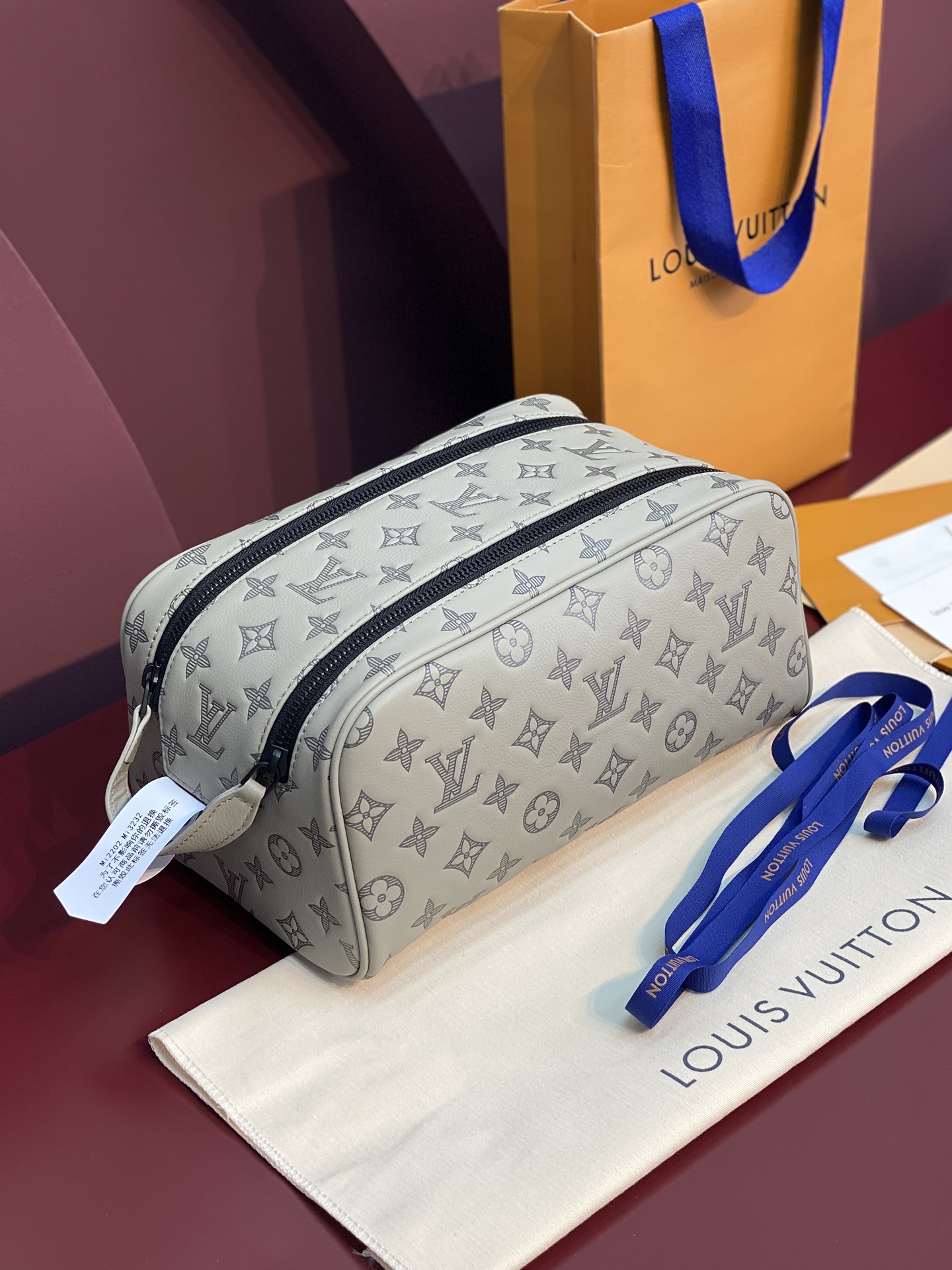  M82576 新压花冰灰！(本款彩用头层牛皮真皮)Dopp Kit 盥洗袋为粒面 Taurillon 