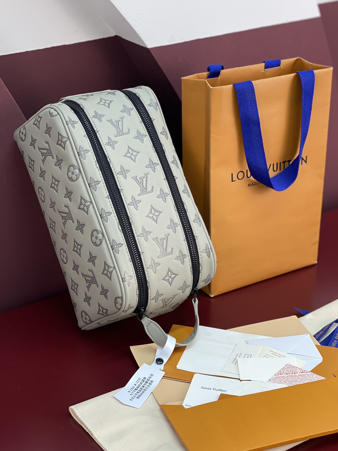  M82576 新压花冰灰！(本款彩用头层牛皮真皮)Dopp Kit 盥洗袋为粒面 Taurillon 