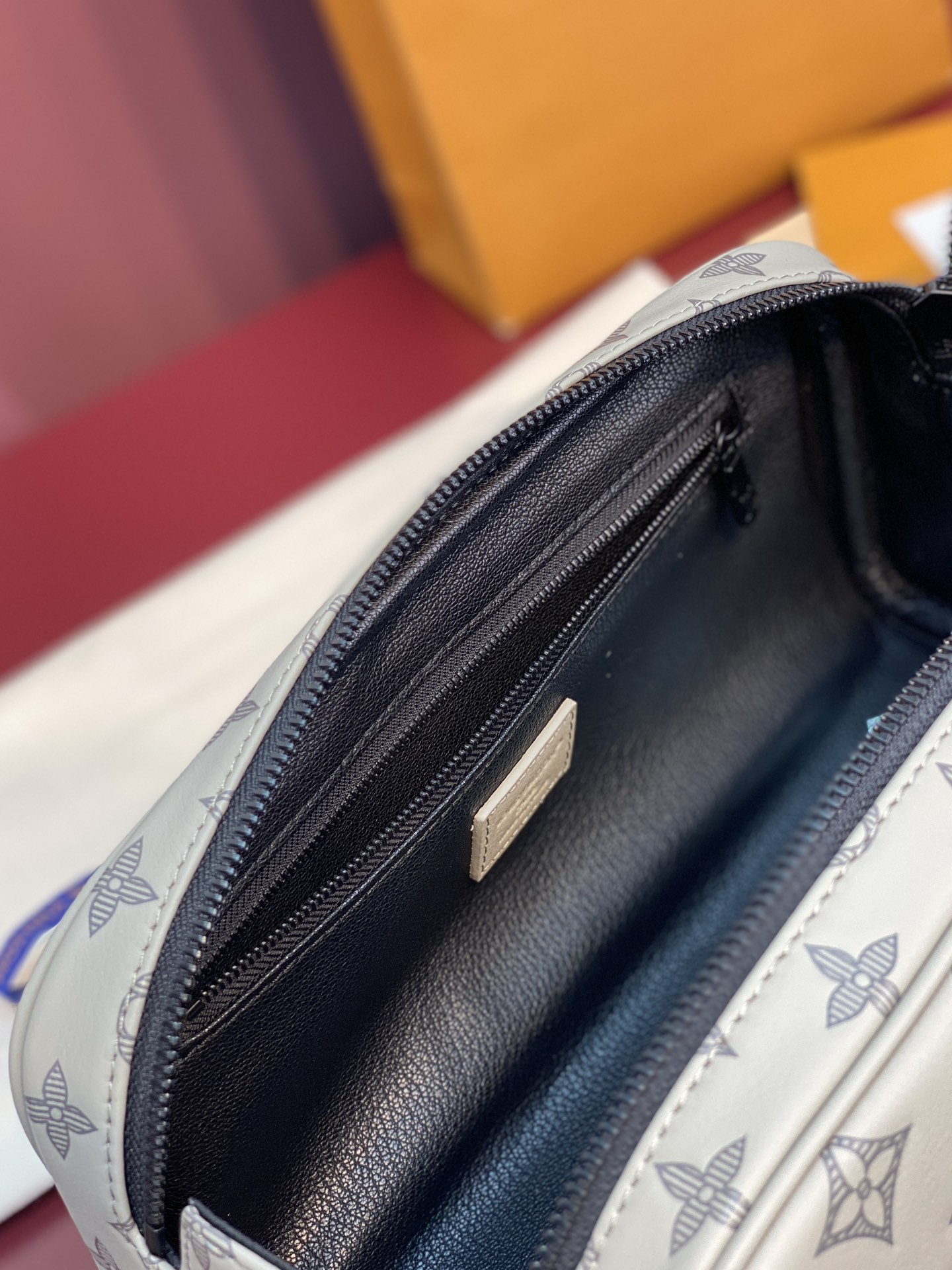  M82576 新压花冰灰！(本款彩用头层牛皮真皮)Dopp Kit 盥洗袋为粒面 Taurillon 