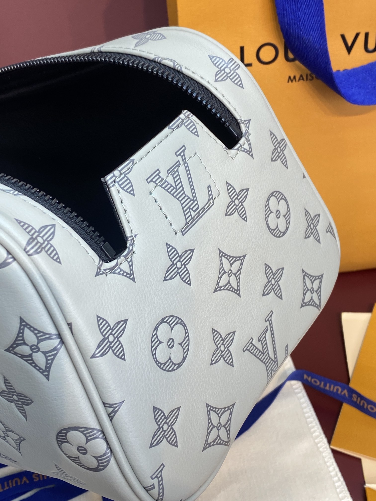  M82576 新压花冰灰！(本款彩用头层牛皮真皮)Dopp Kit 盥洗袋为粒面 Taurillon 