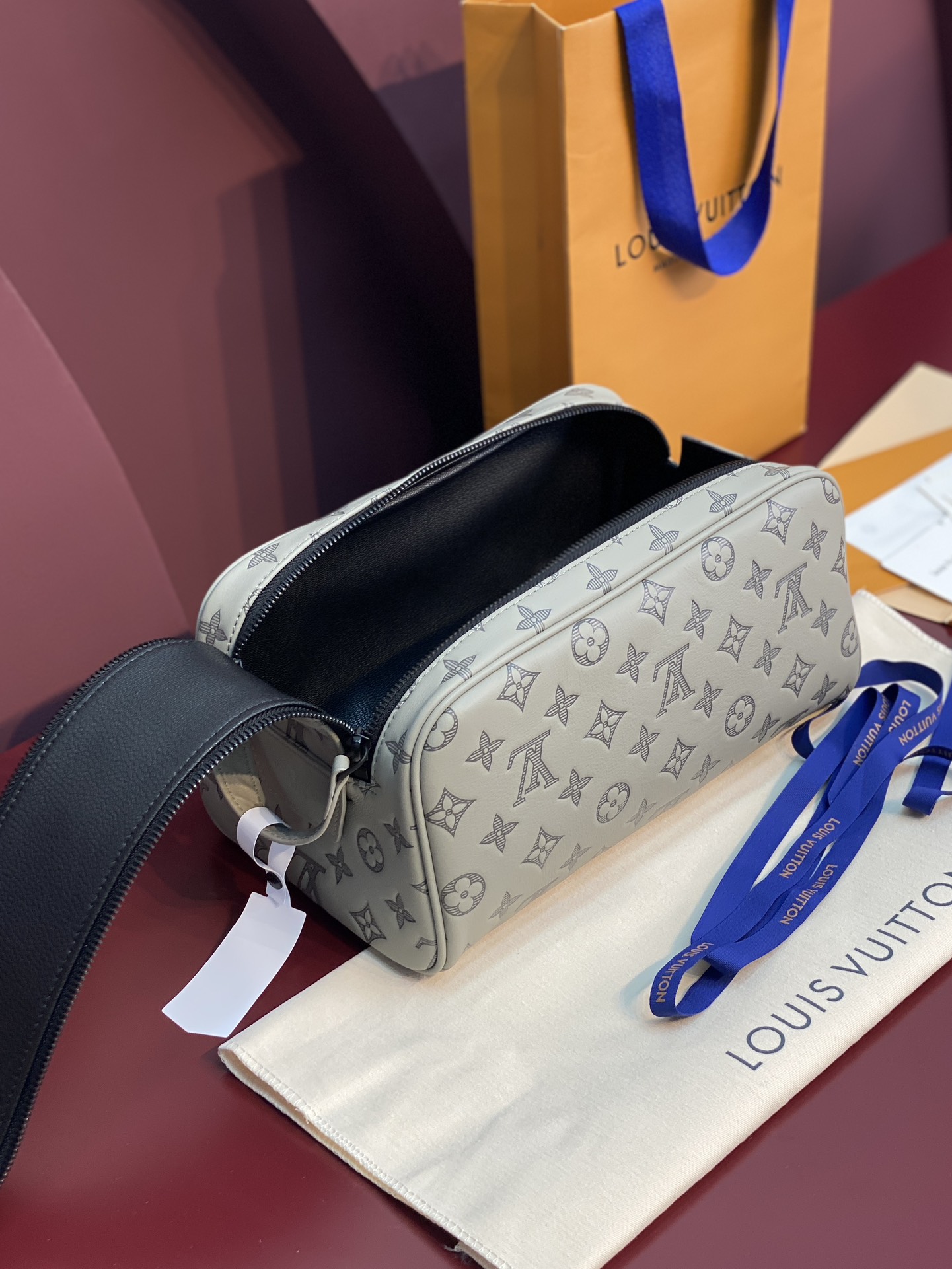  M82576 新压花冰灰！(本款彩用头层牛皮真皮)Dopp Kit 盥洗袋为粒面 Taurillon 