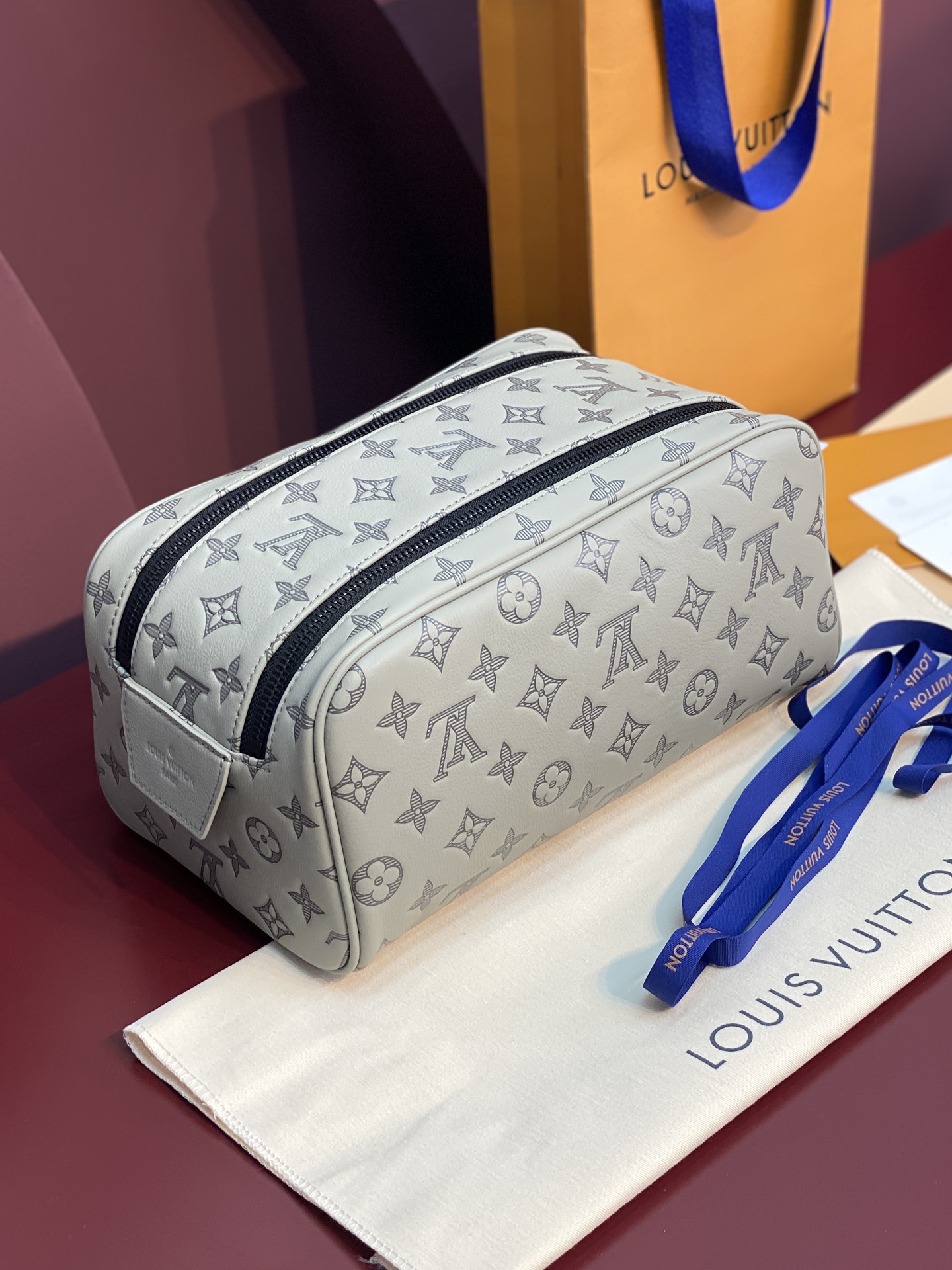  M82576 新压花冰灰！(本款彩用头层牛皮真皮)Dopp Kit 盥洗袋为粒面 Taurillon 