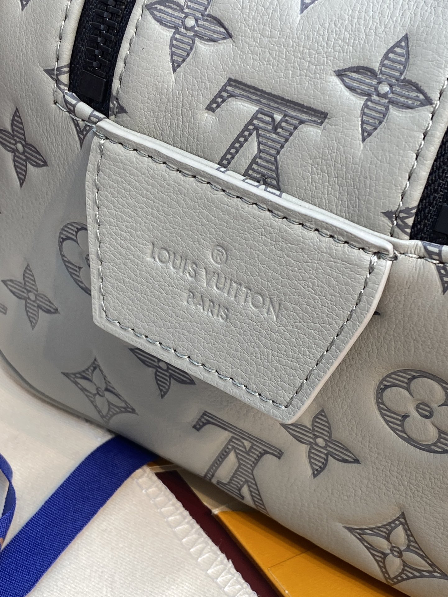  M82576 新压花冰灰！(本款彩用头层牛皮真皮)Dopp Kit 盥洗袋为粒面 Taurillon 