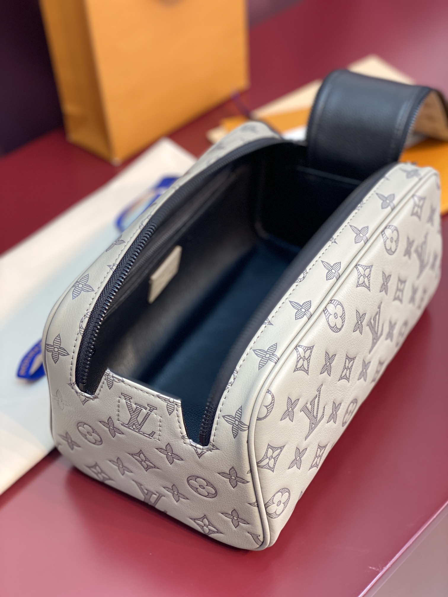  M82576 新压花冰灰！(本款彩用头层牛皮真皮)Dopp Kit 盥洗袋为粒面 Taurillon 