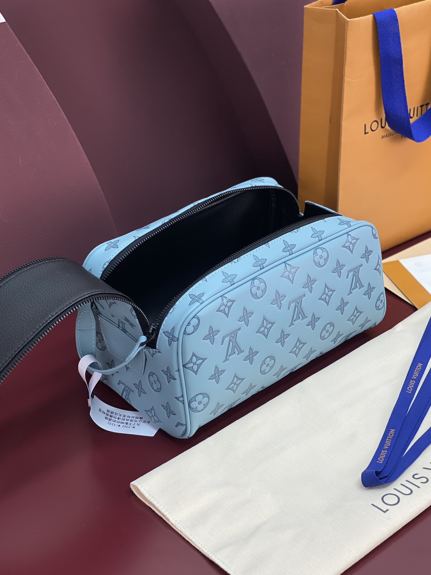  M82576 新压花冰蓝！(本款彩用头层牛皮真皮)Dopp Kit 盥洗袋为粒面 Taurillon 