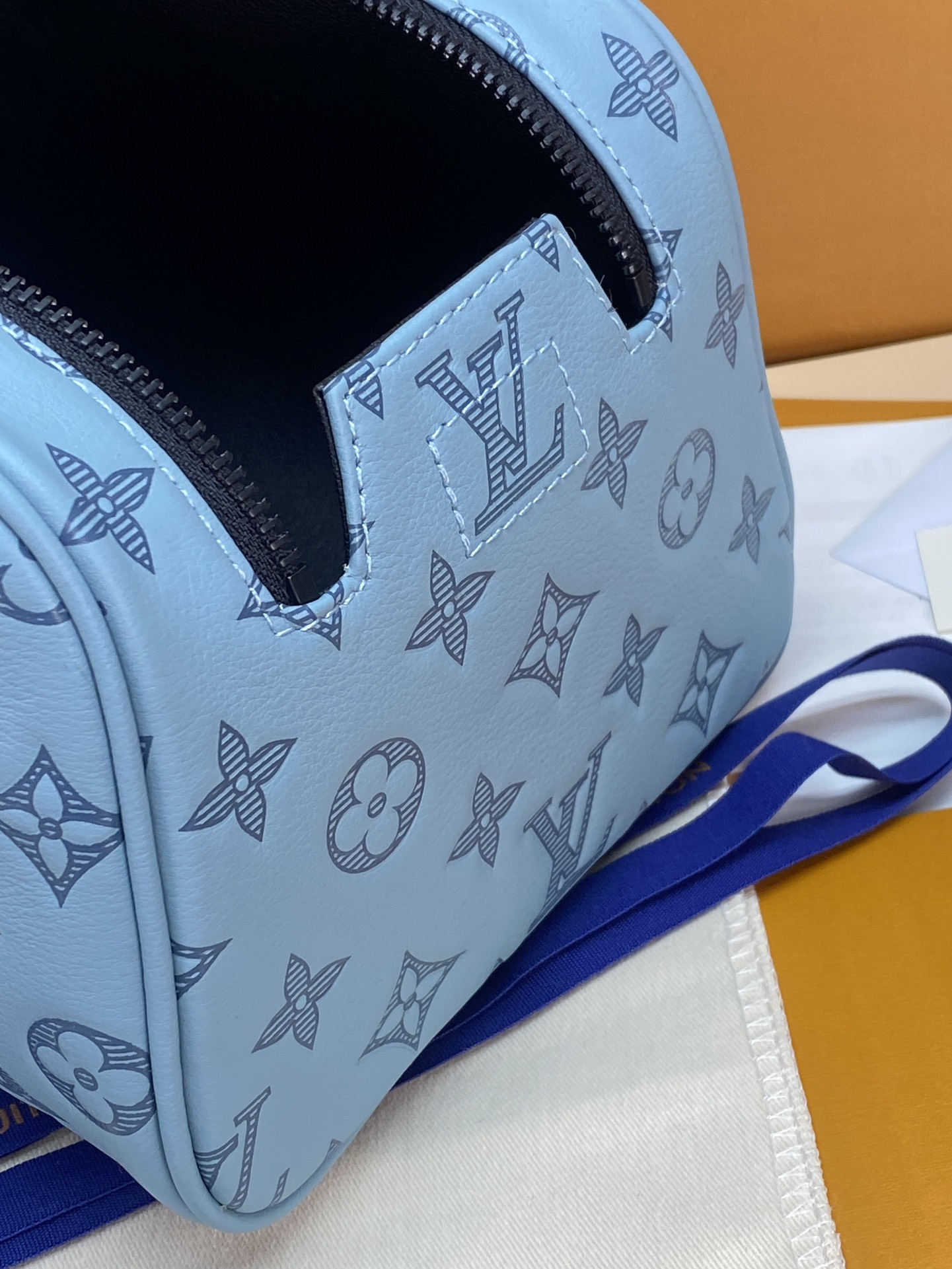  M82576 新压花冰蓝！(本款彩用头层牛皮真皮)Dopp Kit 盥洗袋为粒面 Taurillon 
