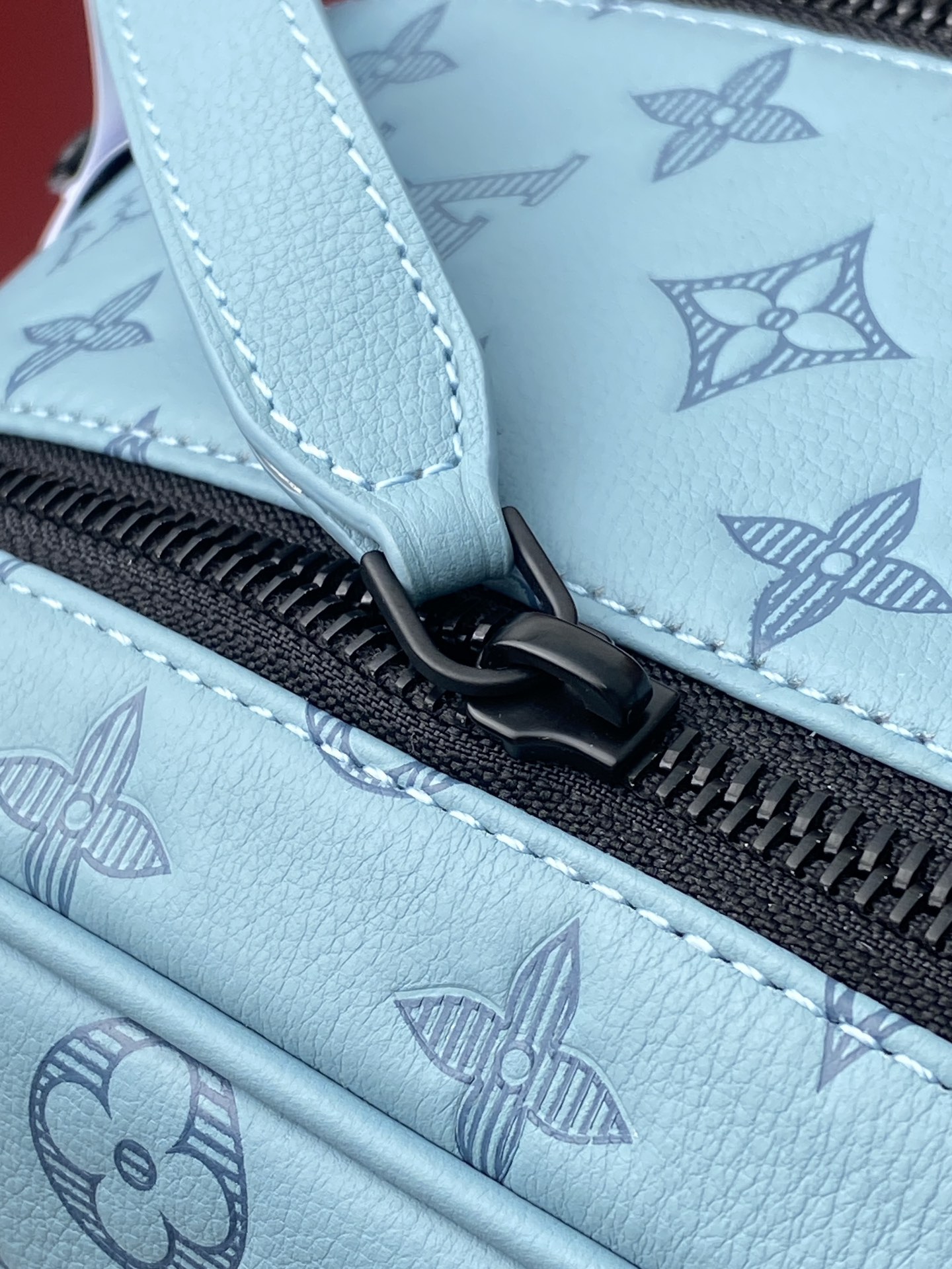  M82576 新压花冰蓝！(本款彩用头层牛皮真皮)Dopp Kit 盥洗袋为粒面 Taurillon 