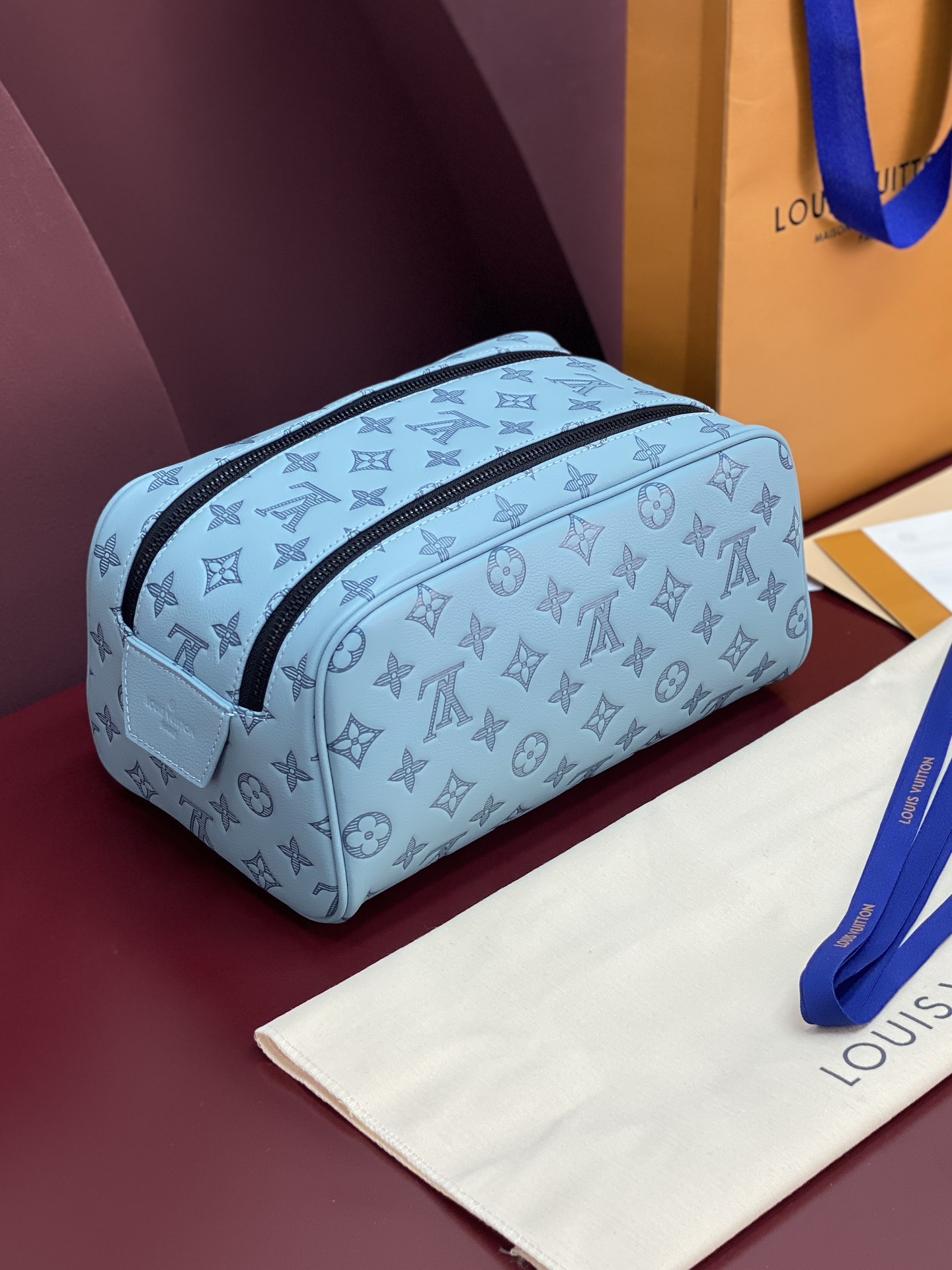  M82576 新压花冰蓝！(本款彩用头层牛皮真皮)Dopp Kit 盥洗袋为粒面 Taurillon 