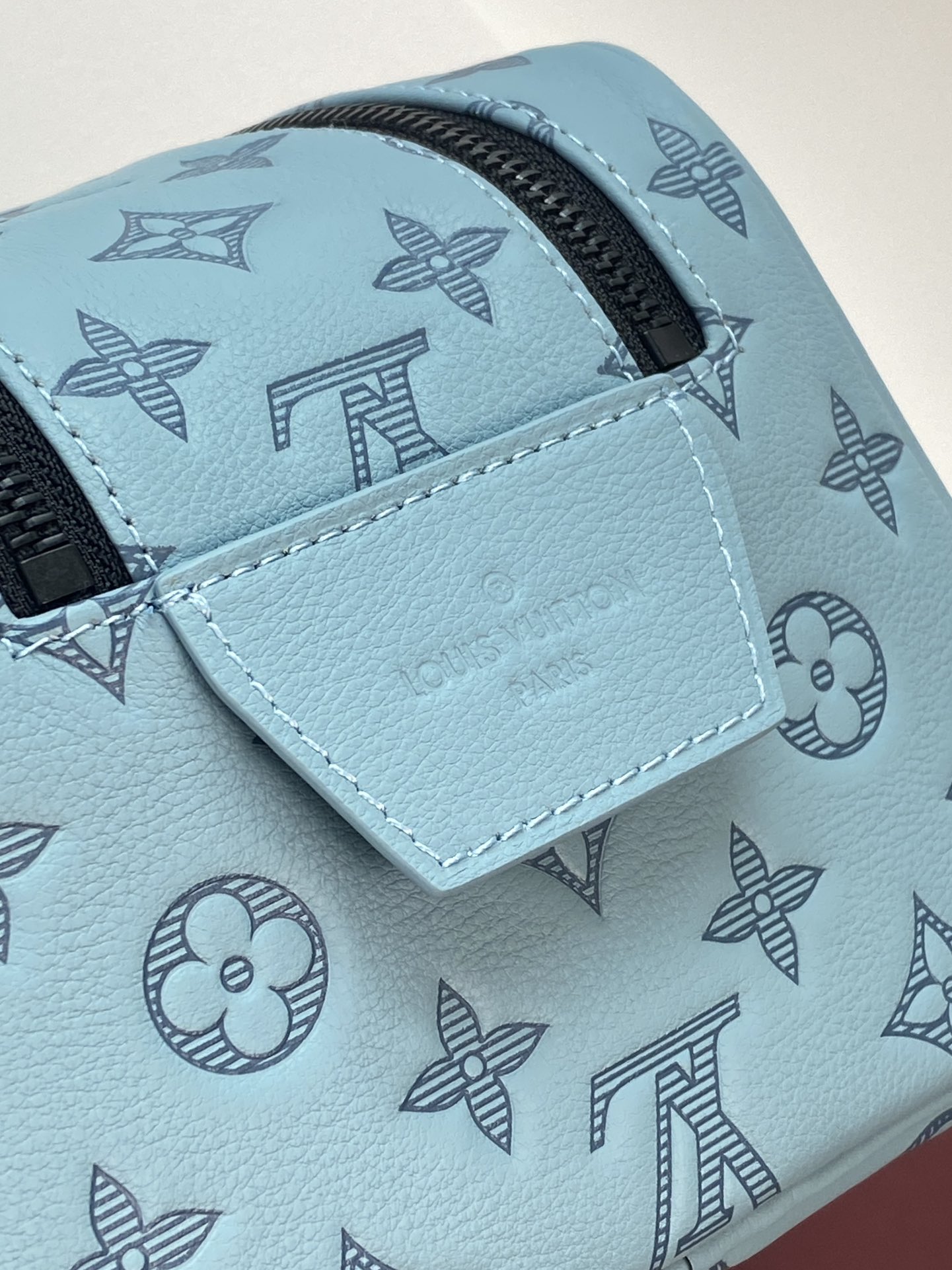 M82576 新压花冰蓝！(本款彩用头层牛皮真皮)Dopp Kit 盥洗袋为粒面 Taurillon 