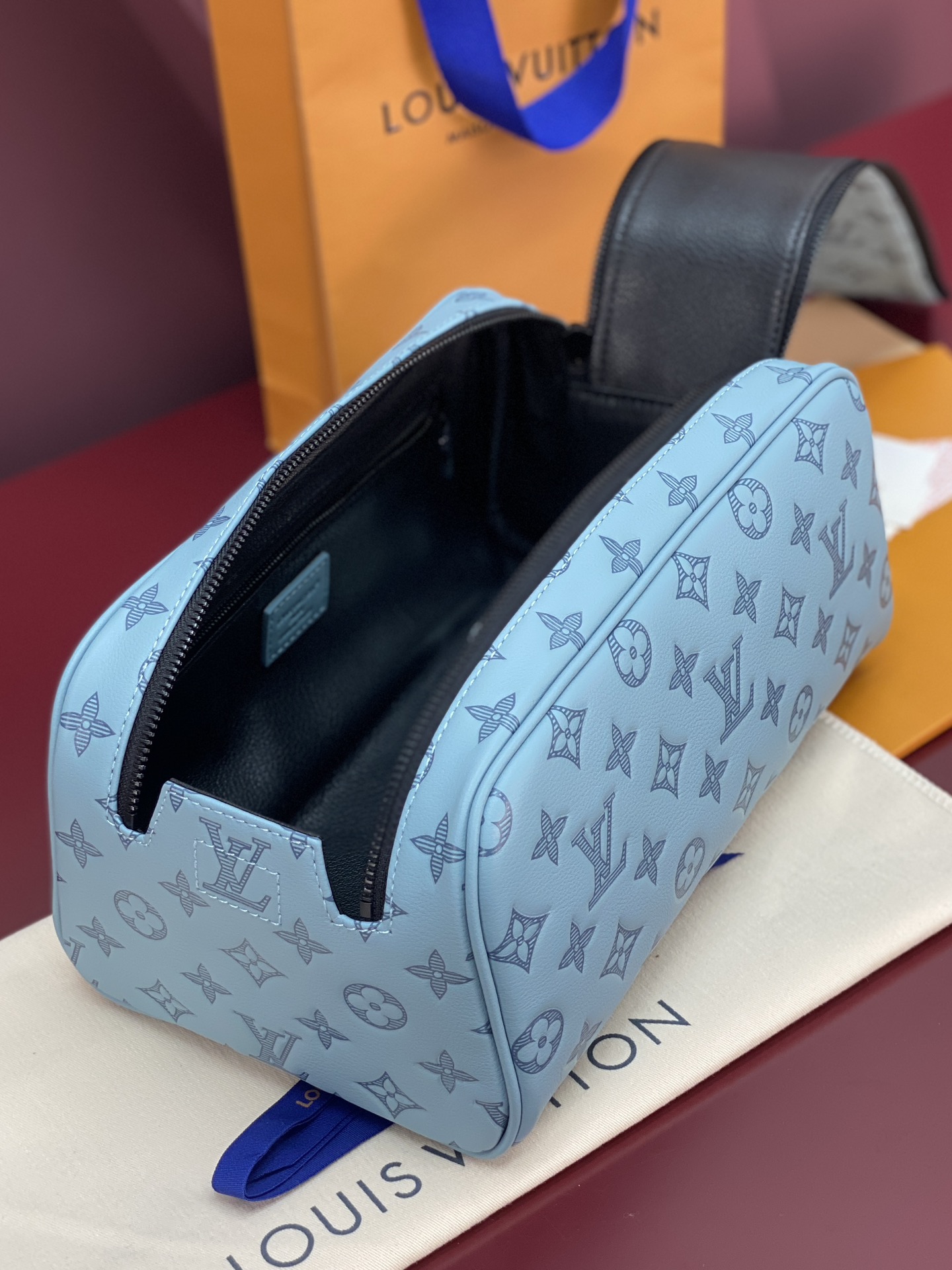  M82576 新压花冰蓝！(本款彩用头层牛皮真皮)Dopp Kit 盥洗袋为粒面 Taurillon 