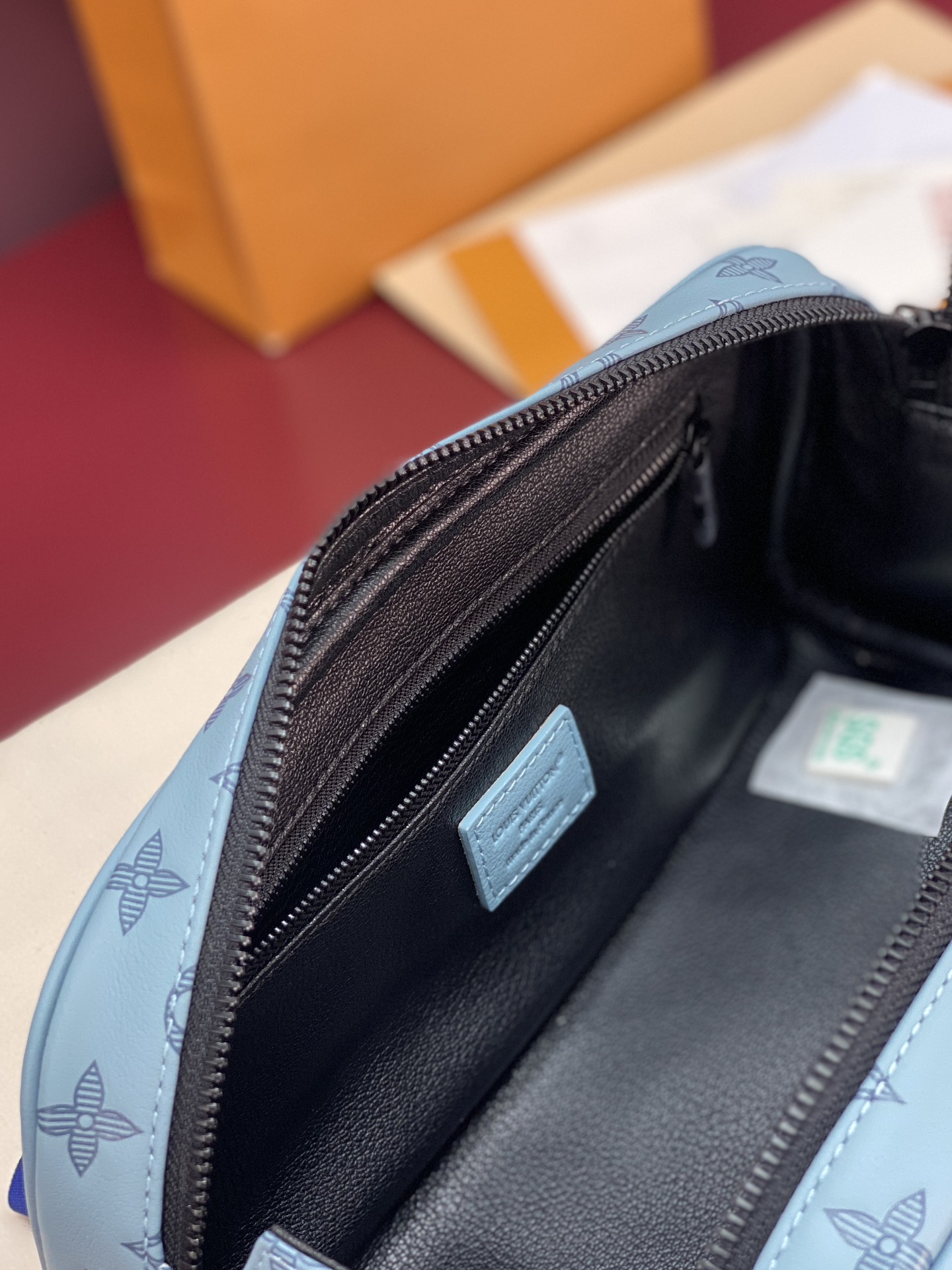  M82576 新压花冰蓝！(本款彩用头层牛皮真皮)Dopp Kit 盥洗袋为粒面 Taurillon 
