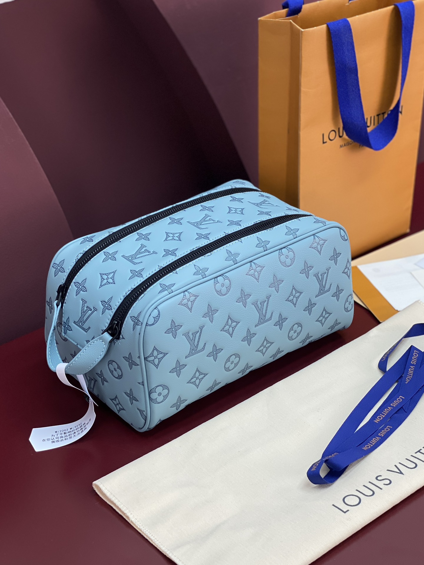  M82576 新压花冰蓝！(本款彩用头层牛皮真皮)Dopp Kit 盥洗袋为粒面 Taurillon 
