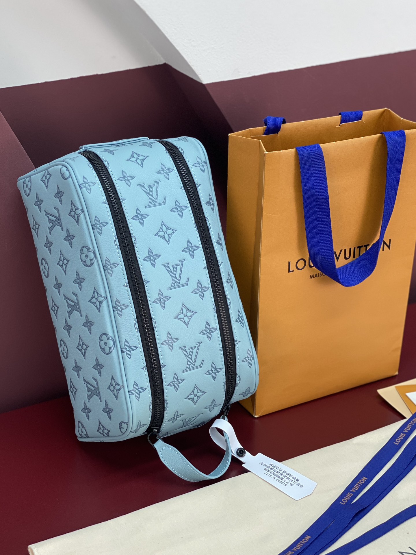  M82576 新压花冰蓝！(本款彩用头层牛皮真皮)Dopp Kit 盥洗袋为粒面 Taurillon 