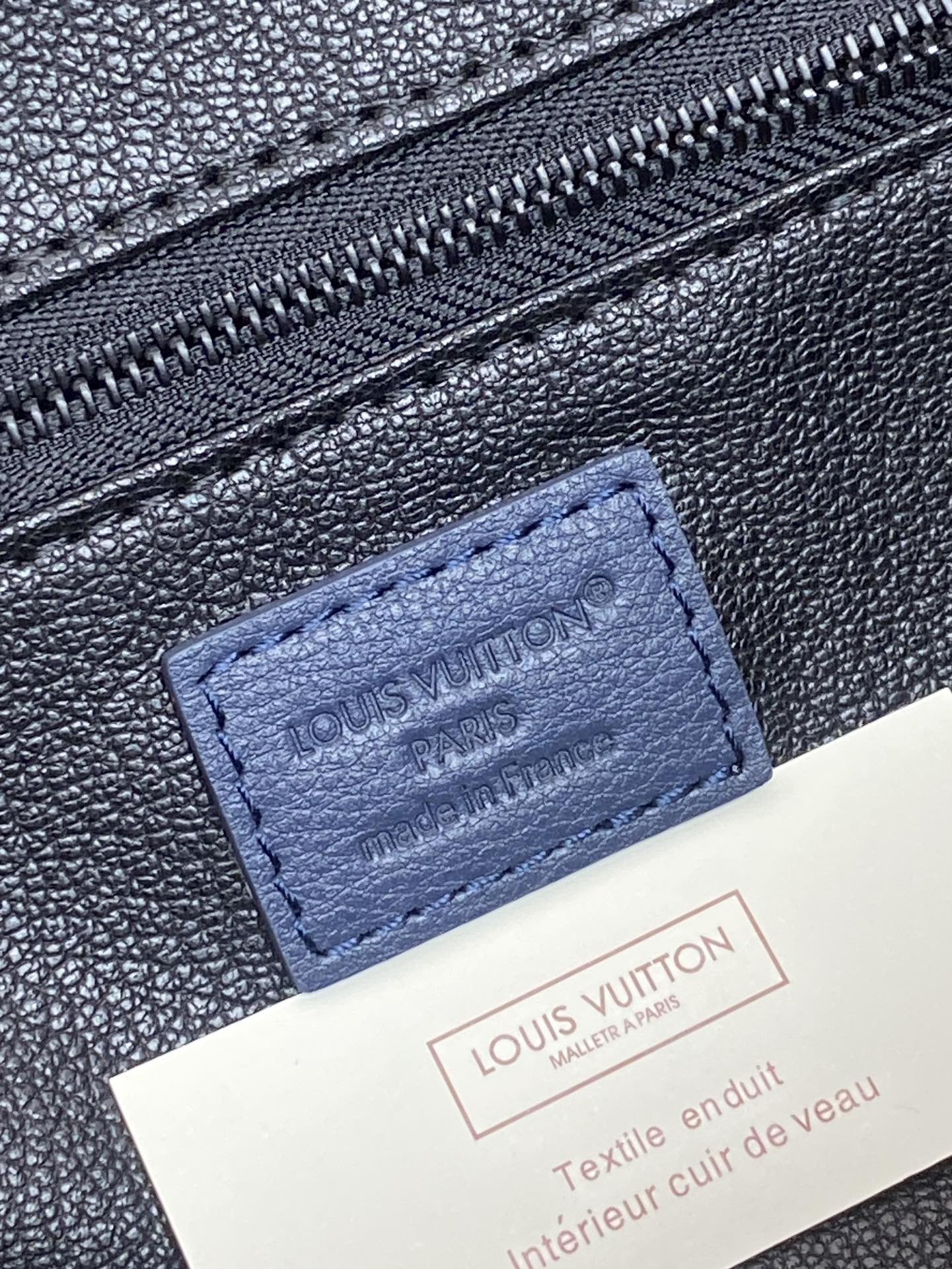  M82576 新压花雅蓝！(本款彩用头层牛皮真皮)Dopp Kit 盥洗袋为粒面 Taurillon 