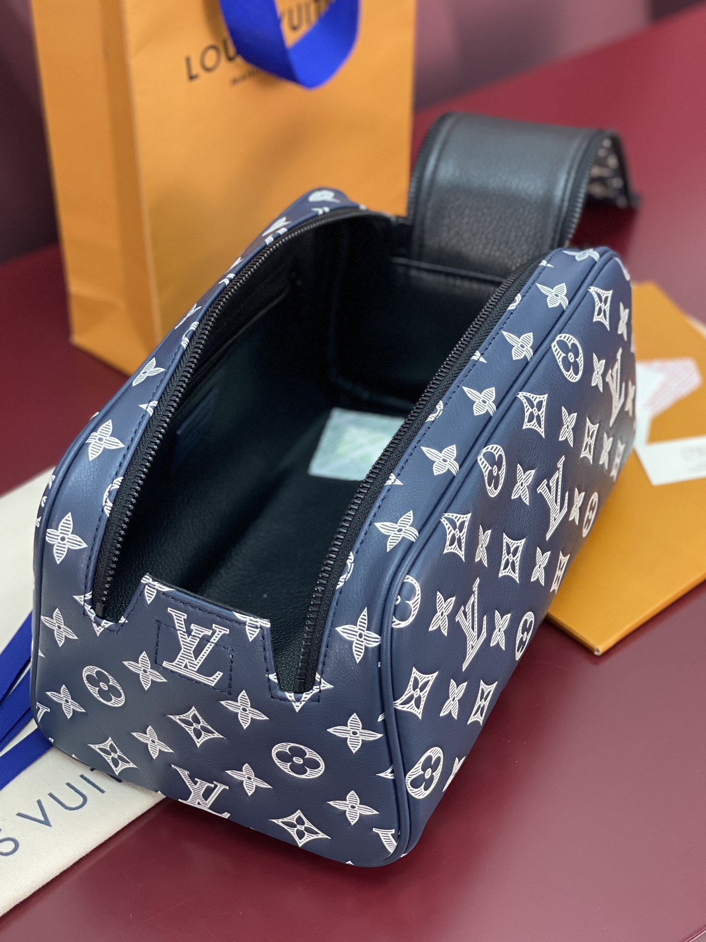  M82576 新压花雅蓝！(本款彩用头层牛皮真皮)Dopp Kit 盥洗袋为粒面 Taurillon 