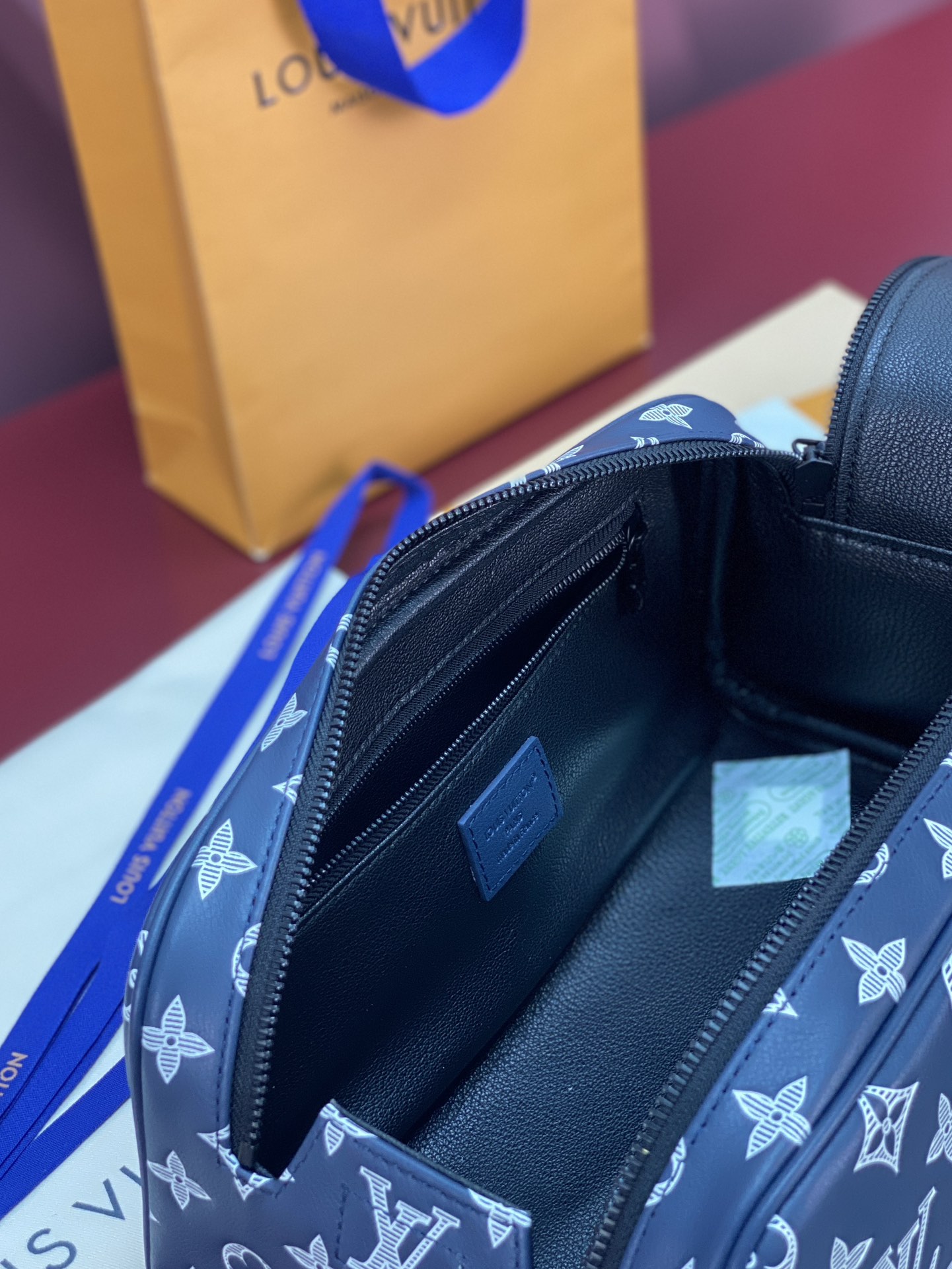  M82576 新压花雅蓝！(本款彩用头层牛皮真皮)Dopp Kit 盥洗袋为粒面 Taurillon 