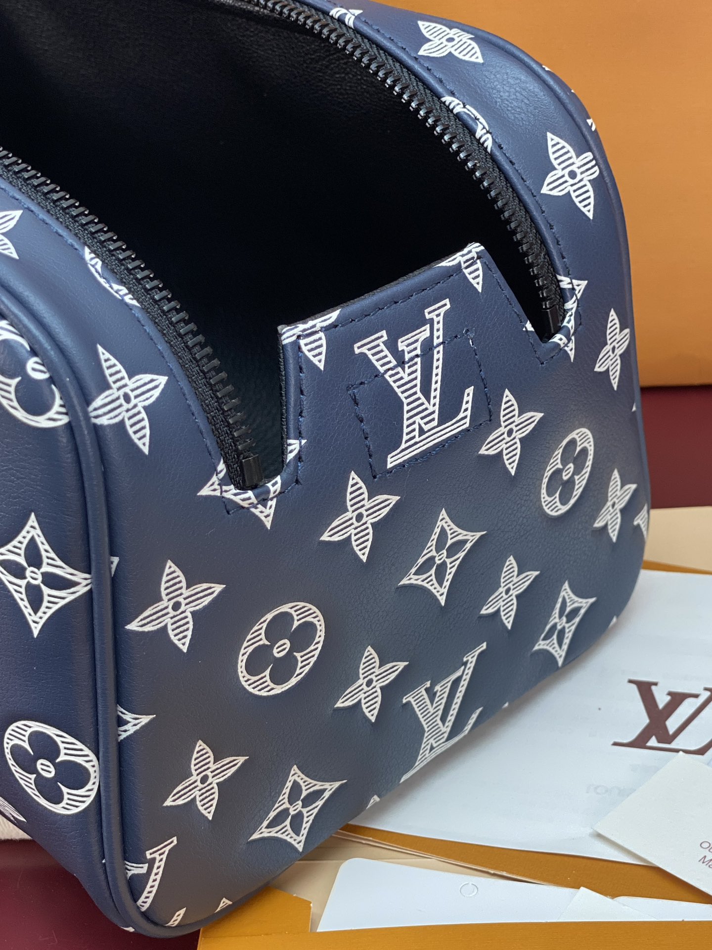  M82576 新压花雅蓝！(本款彩用头层牛皮真皮)Dopp Kit 盥洗袋为粒面 Taurillon 