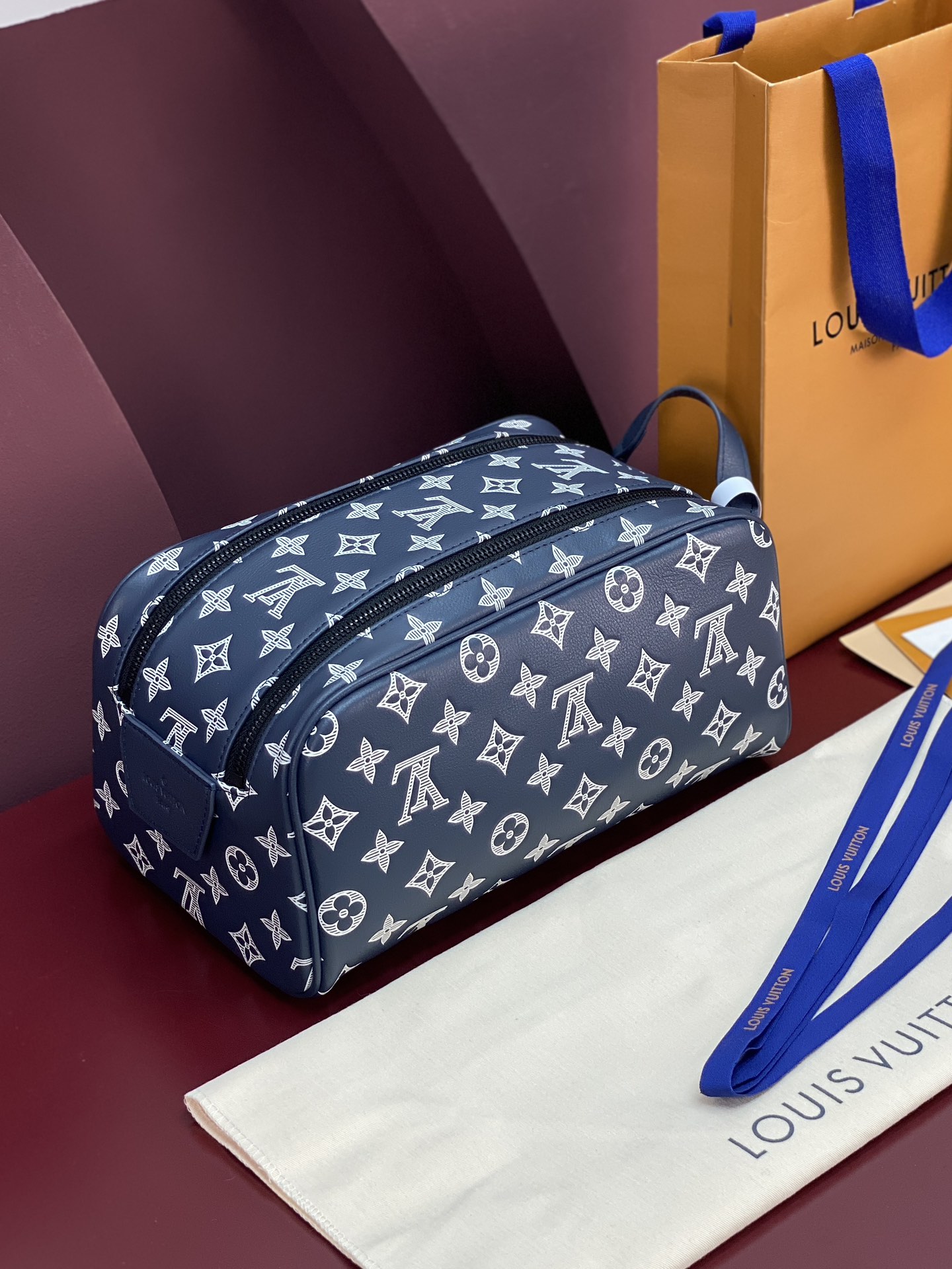  M82576 新压花雅蓝！(本款彩用头层牛皮真皮)Dopp Kit 盥洗袋为粒面 Taurillon 