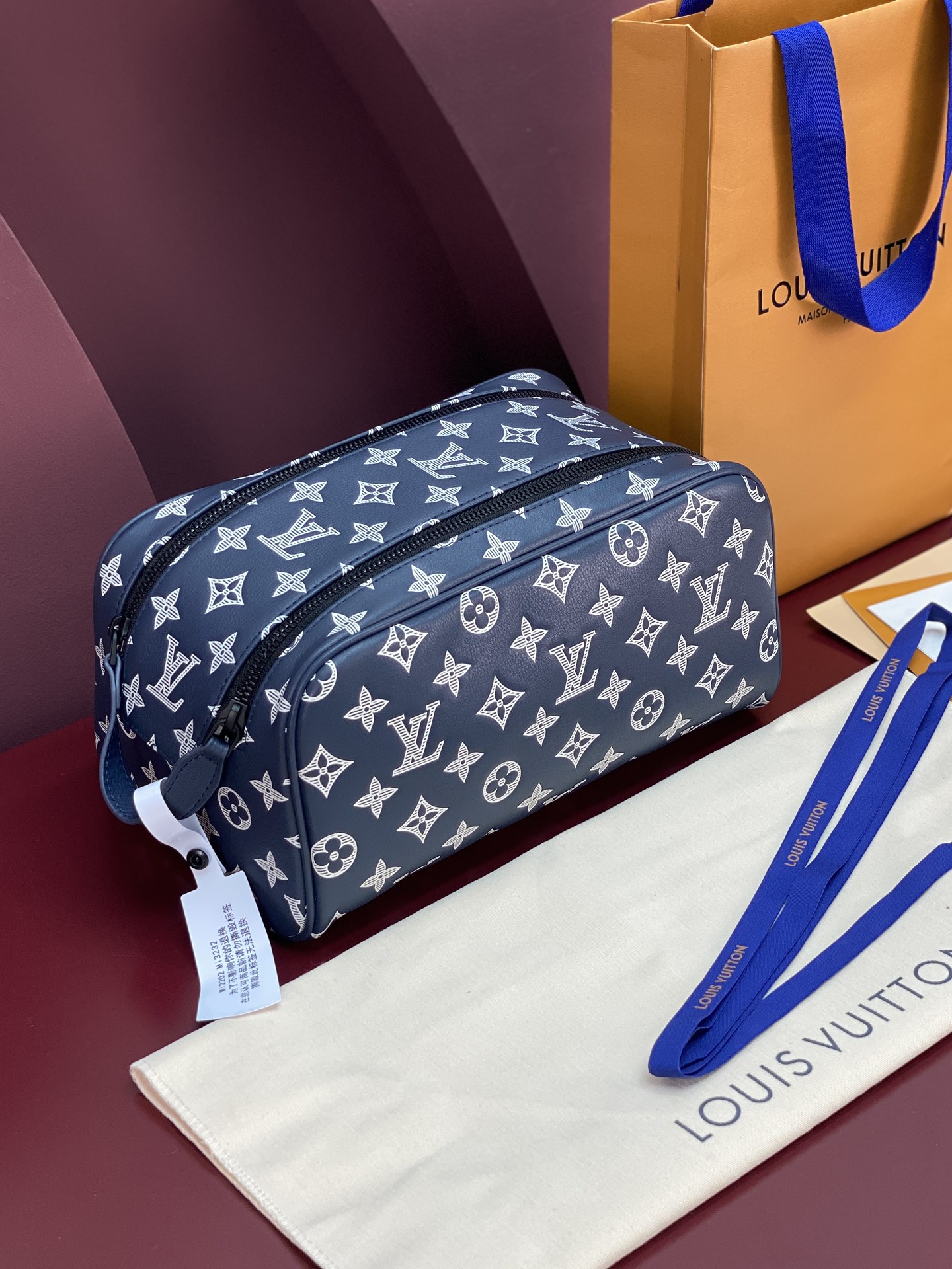  M82576 新压花雅蓝！(本款彩用头层牛皮真皮)Dopp Kit 盥洗袋为粒面 Taurillon 