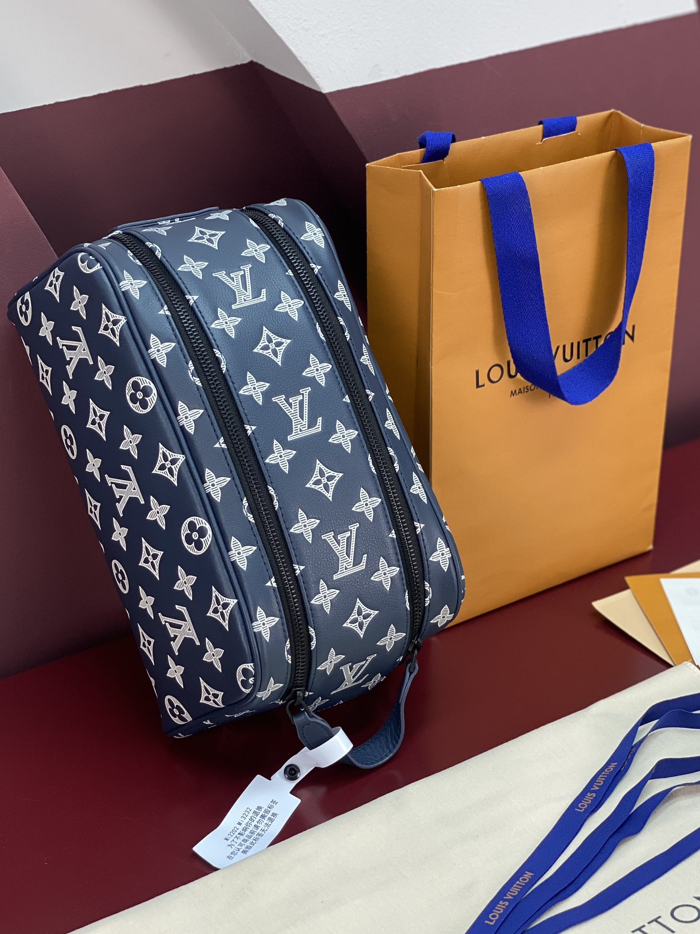  M82576 新压花雅蓝！(本款彩用头层牛皮真皮)Dopp Kit 盥洗袋为粒面 Taurillon 