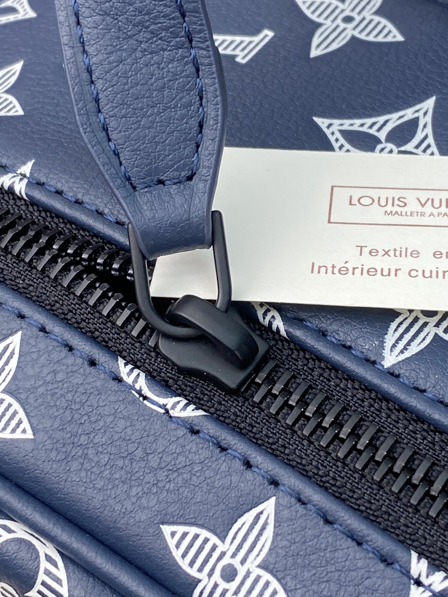  M82576 新压花雅蓝！(本款彩用头层牛皮真皮)Dopp Kit 盥洗袋为粒面 Taurillon 