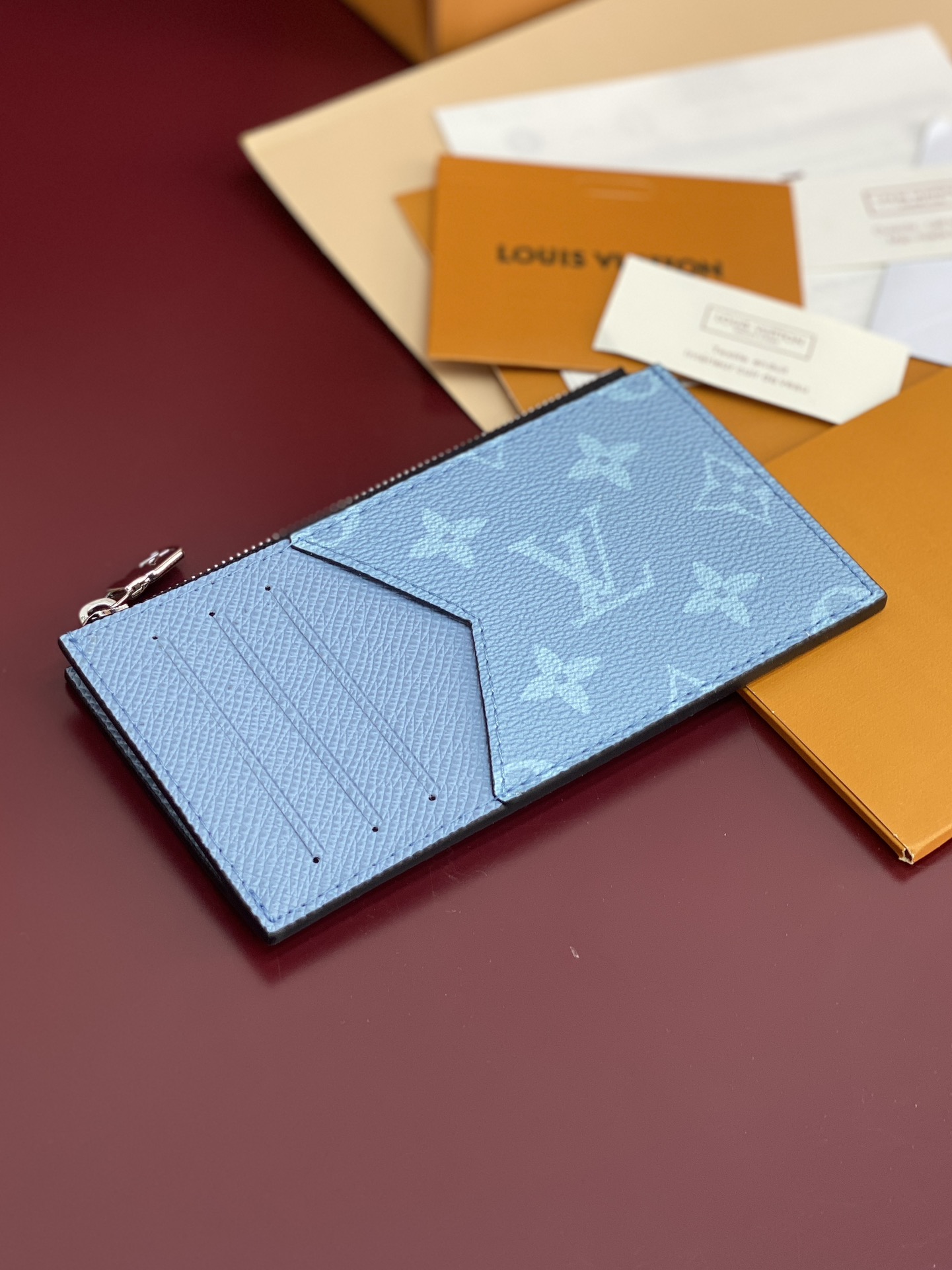  M14109 天空蓝！卡夹、 取材深染 Taïga 皮革和 Monogram 帆布，以紧凑构型囊括信用