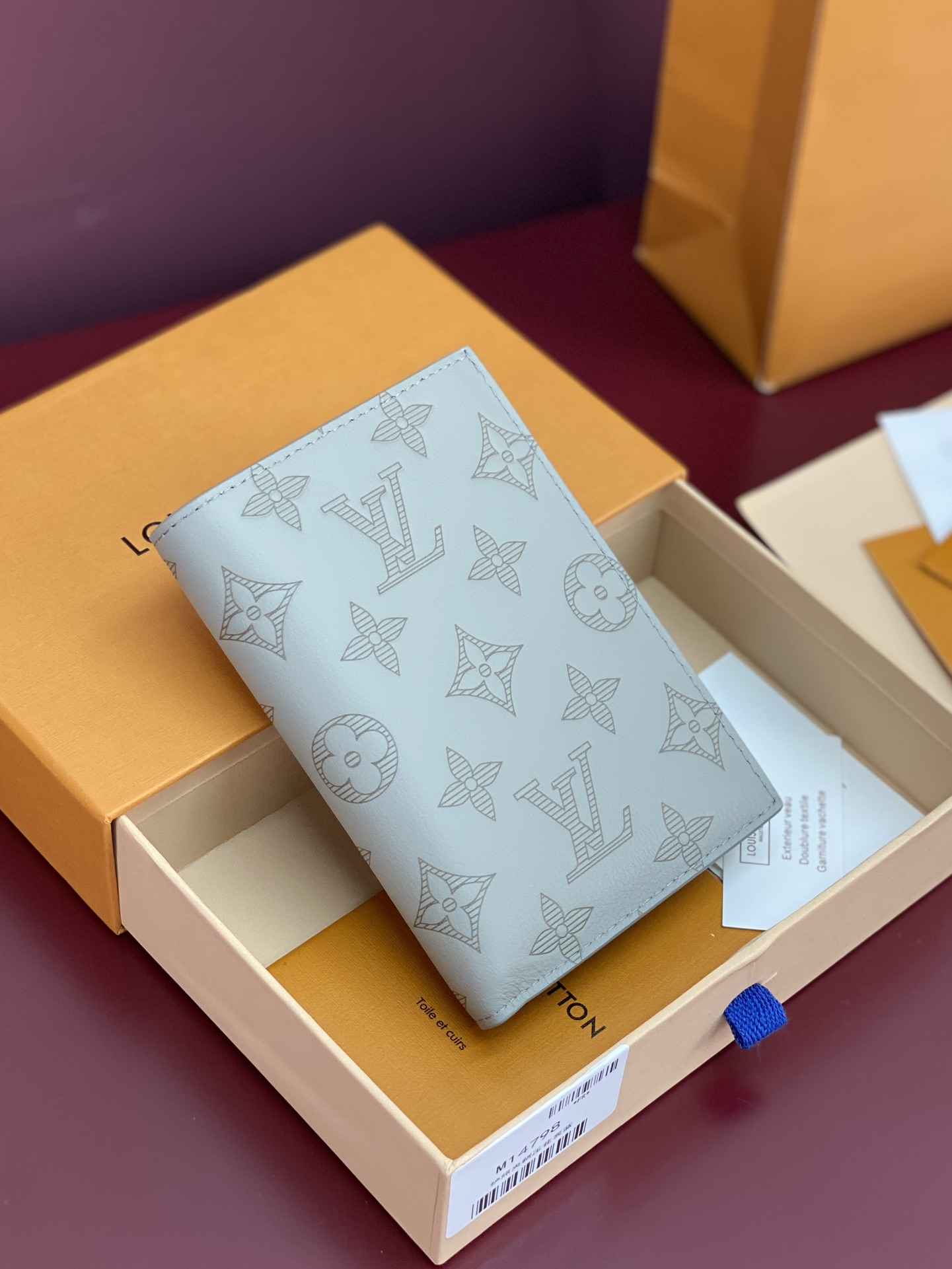  M14798 新压花冰灰！护照套、本款护照套拥有 Monogram Shadow 压纹皮革的华美质感，