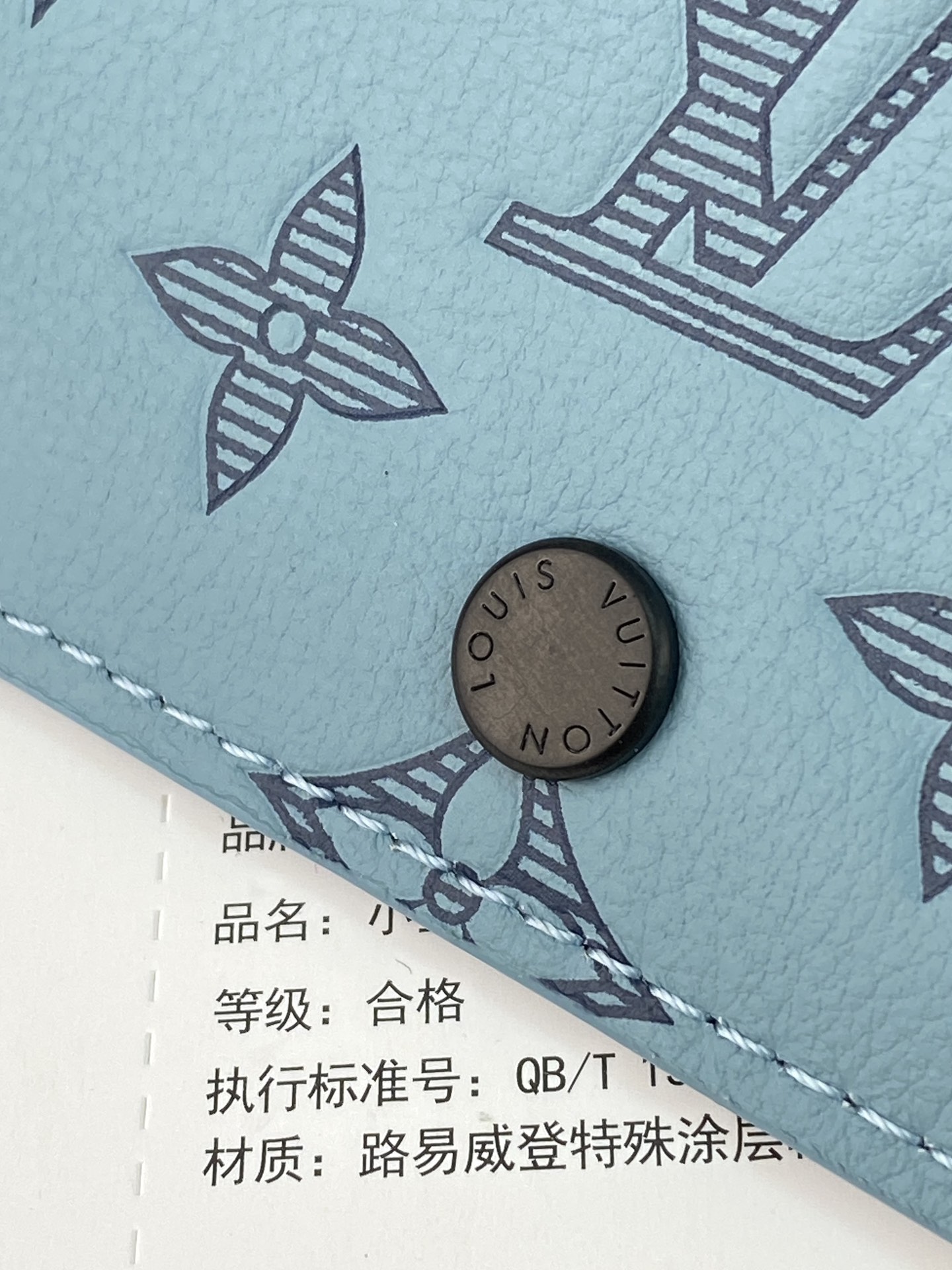  M12635 新压花冰蓝！Victor 錢包、這款小巧的Victor錢包以Monogram Shado