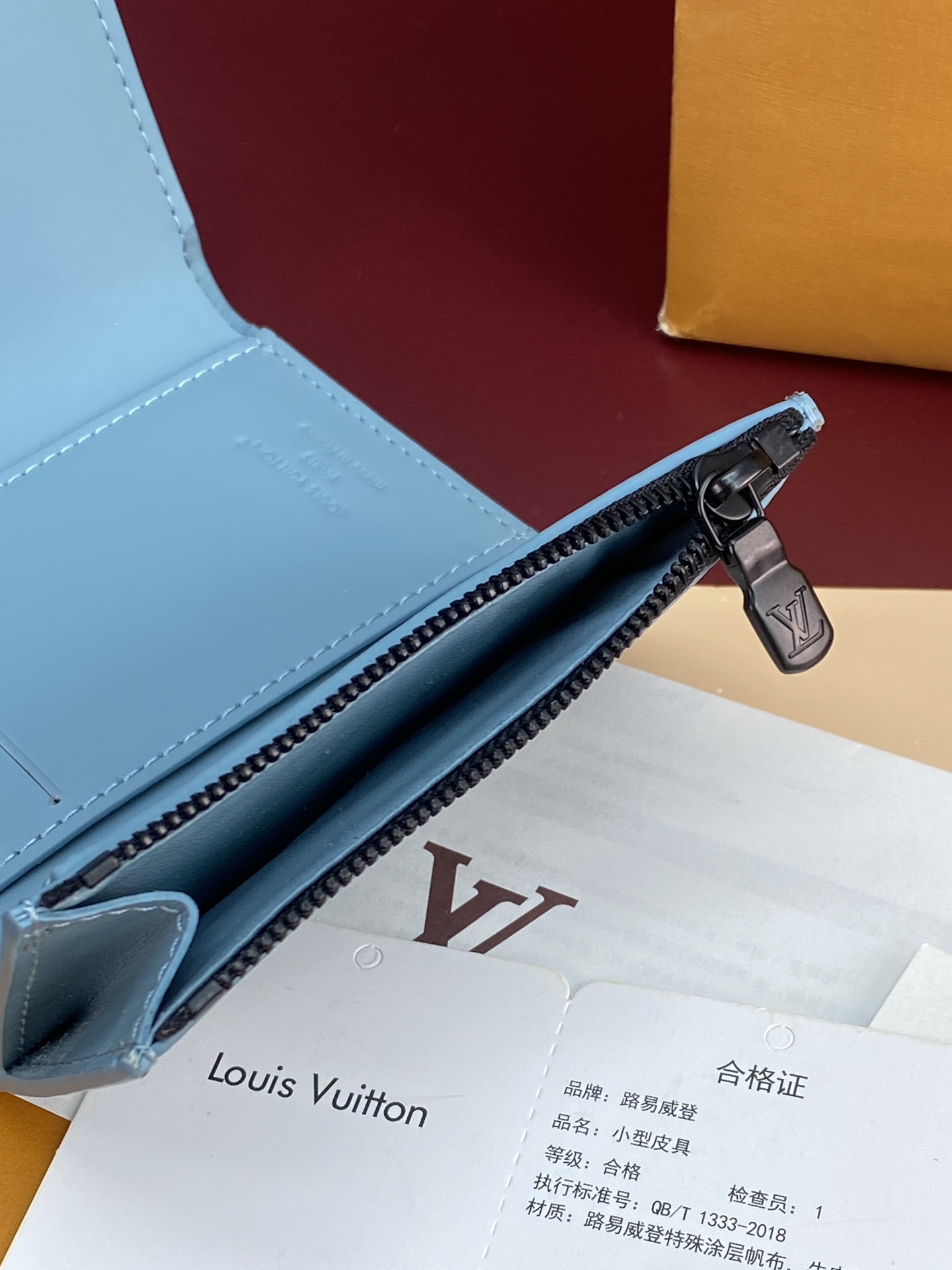  M12635 新压花冰蓝！Victor 錢包、這款小巧的Victor錢包以Monogram Shado