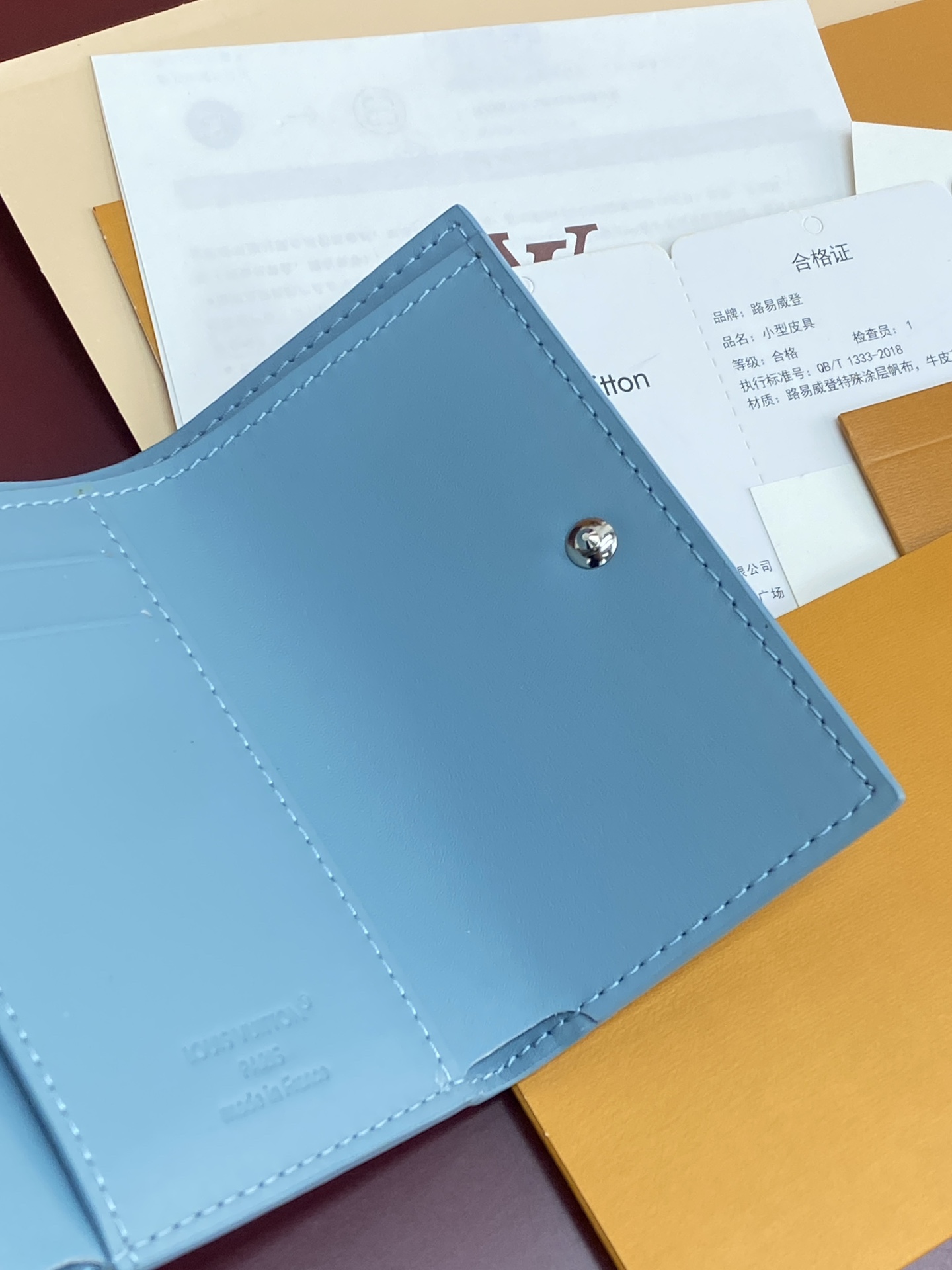  M12635 新压花冰蓝！Victor 錢包、這款小巧的Victor錢包以Monogram Shado