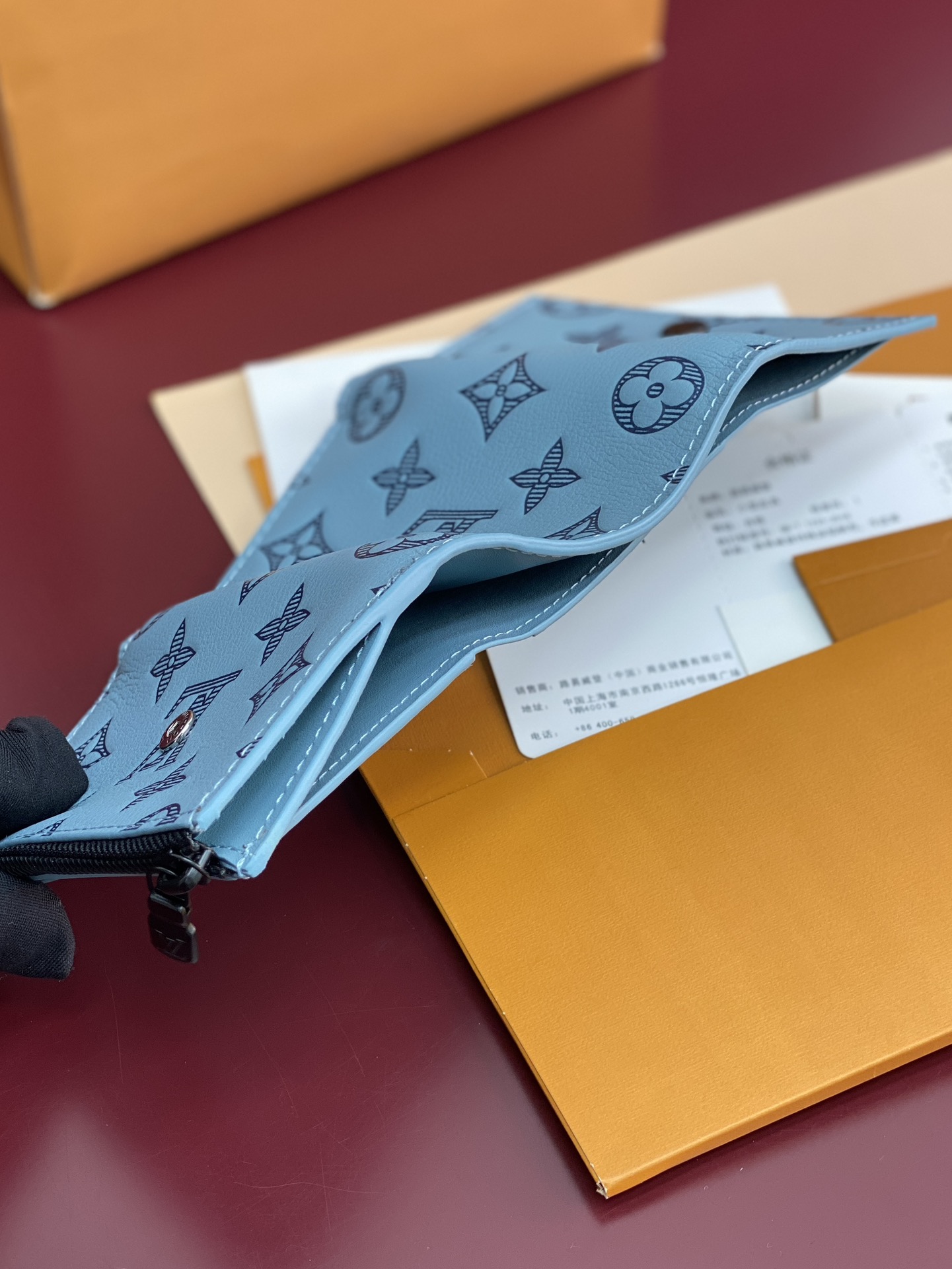  M12635 新压花冰蓝！Victor 錢包、這款小巧的Victor錢包以Monogram Shado