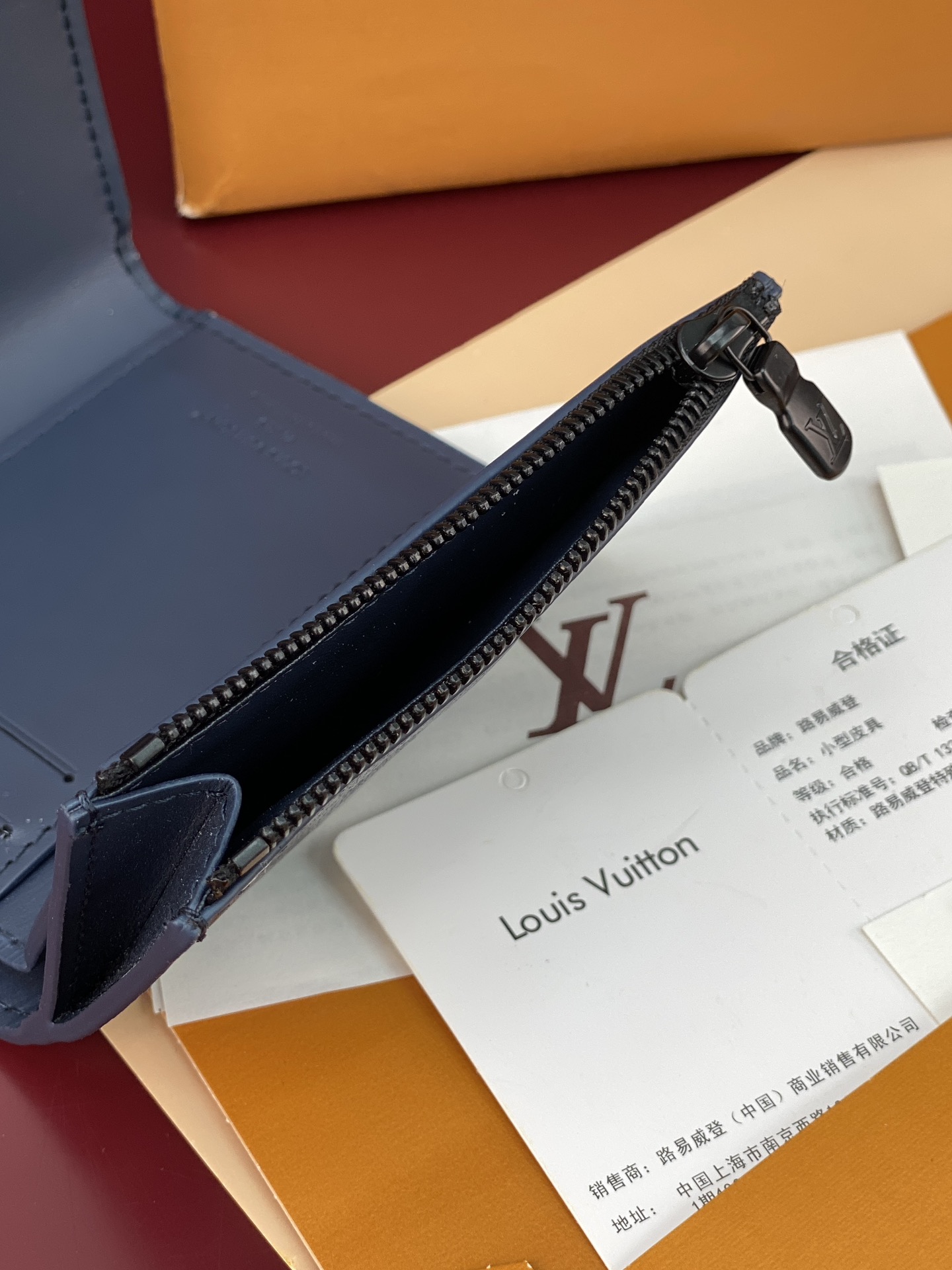  M12635 新压花雅蓝！Victor 錢包、這款小巧的Victor錢包以Monogram Shado