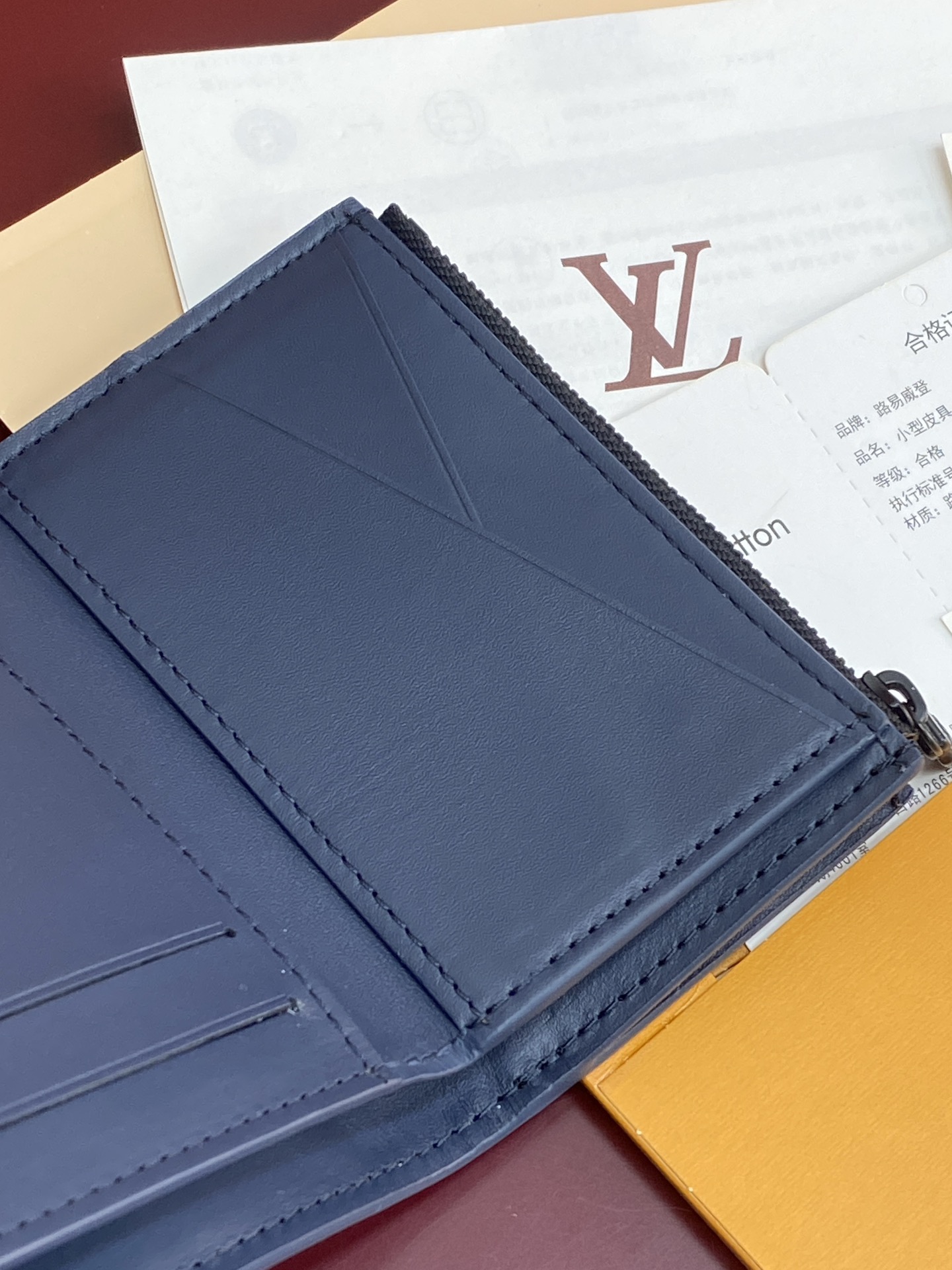  M12635 新压花雅蓝！Victor 錢包、這款小巧的Victor錢包以Monogram Shado