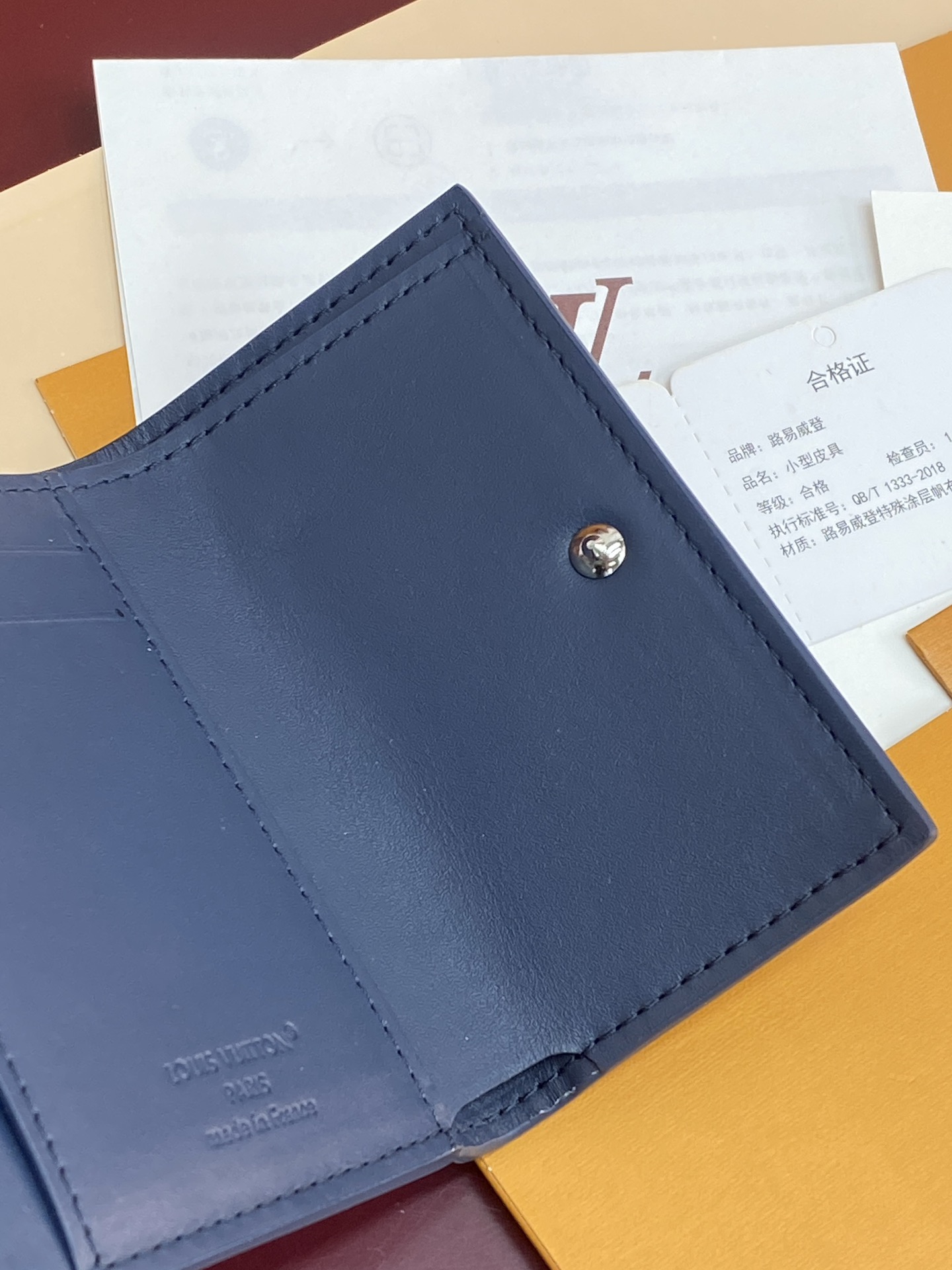  M12635 新压花雅蓝！Victor 錢包、這款小巧的Victor錢包以Monogram Shado