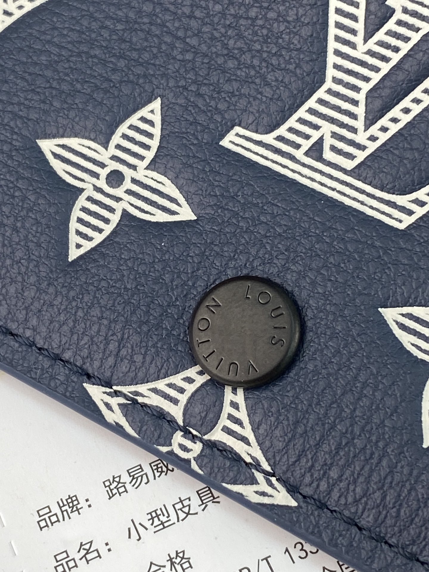  M12635 新压花雅蓝！Victor 錢包、這款小巧的Victor錢包以Monogram Shado