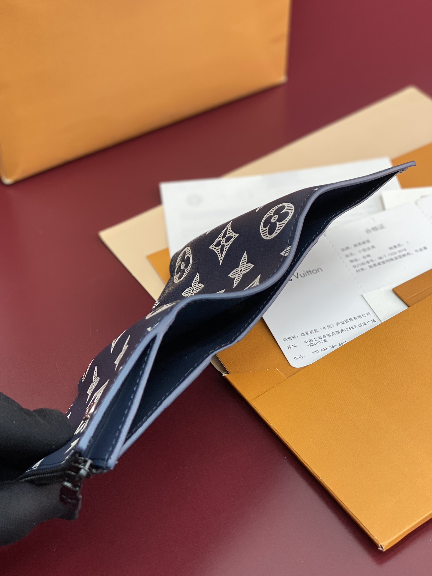  M12635 新压花雅蓝！Victor 錢包、這款小巧的Victor錢包以Monogram Shado