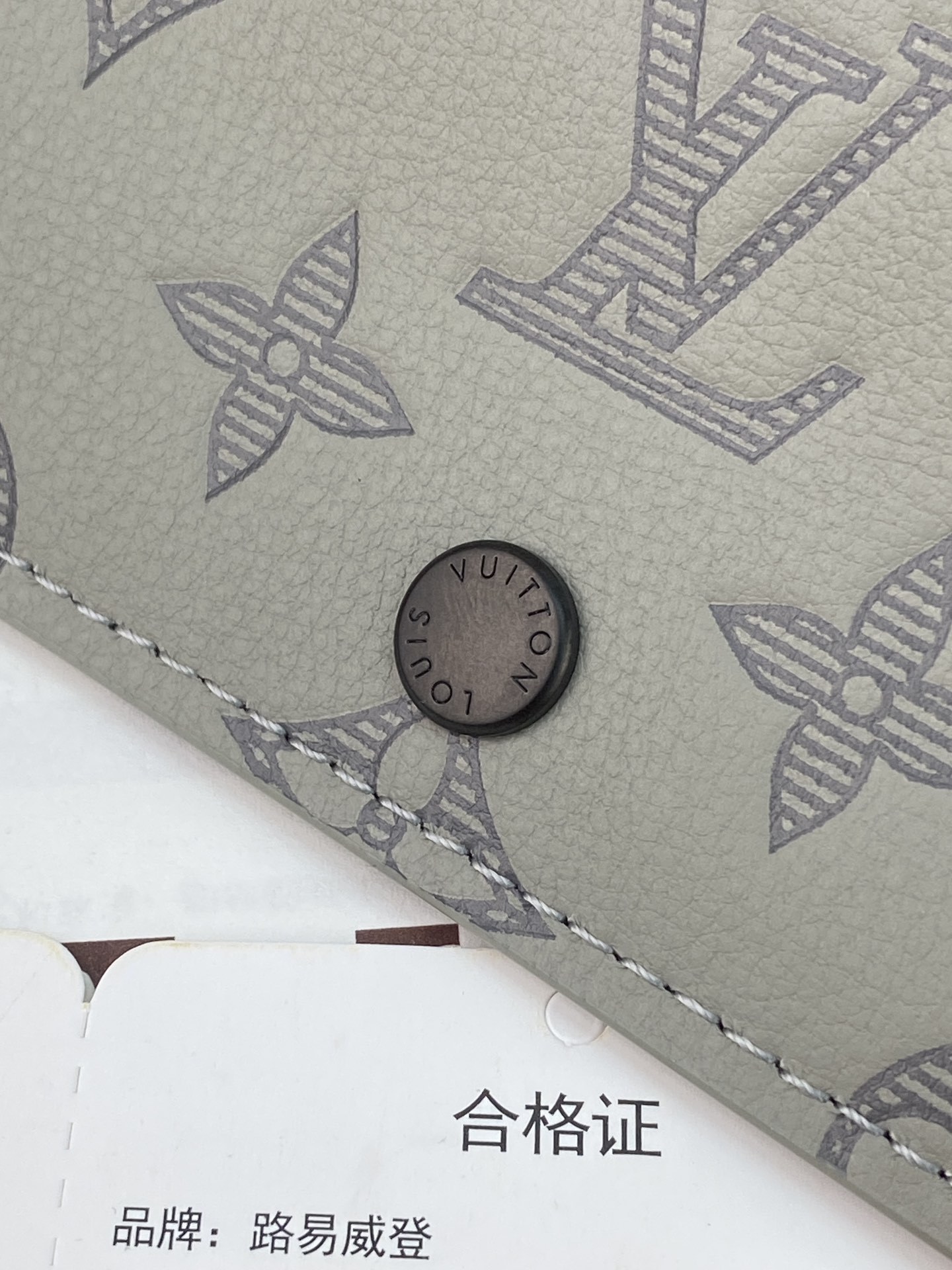 M12635 新压花冰灰!Victor 錢包、這款小巧的Victor錢包以Monogram Shadow