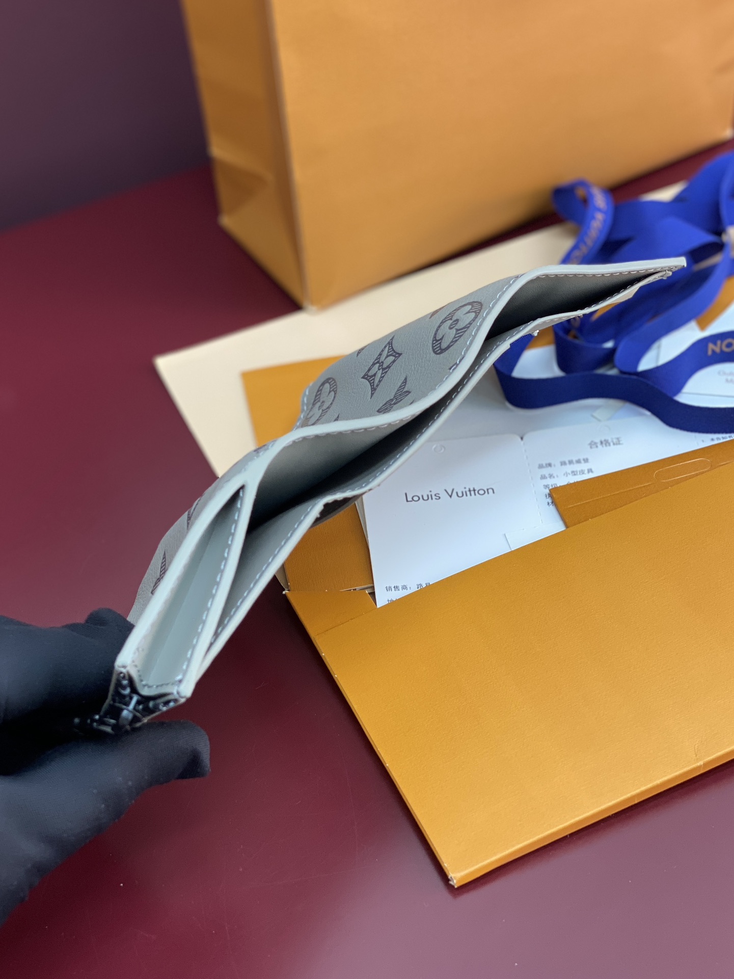 顶级原单 M12635 新压花冰灰!Victor 錢包、這款小巧的Victor錢包以Monogram Shadow牛皮製作,綴有細緻的Monogram壓花圖案,散發「低調奢華」的氣質。錢包內層間隔實用,設有一個拉鏈口袋、一個可存放紙幣及票據的口袋以及五個名片夾層,翻蓋配有按扣設計,並綴以Louis Vuitton標誌。
11.5 x 9 x 2.5 厘米
(長度 x 高度 x 闊度)