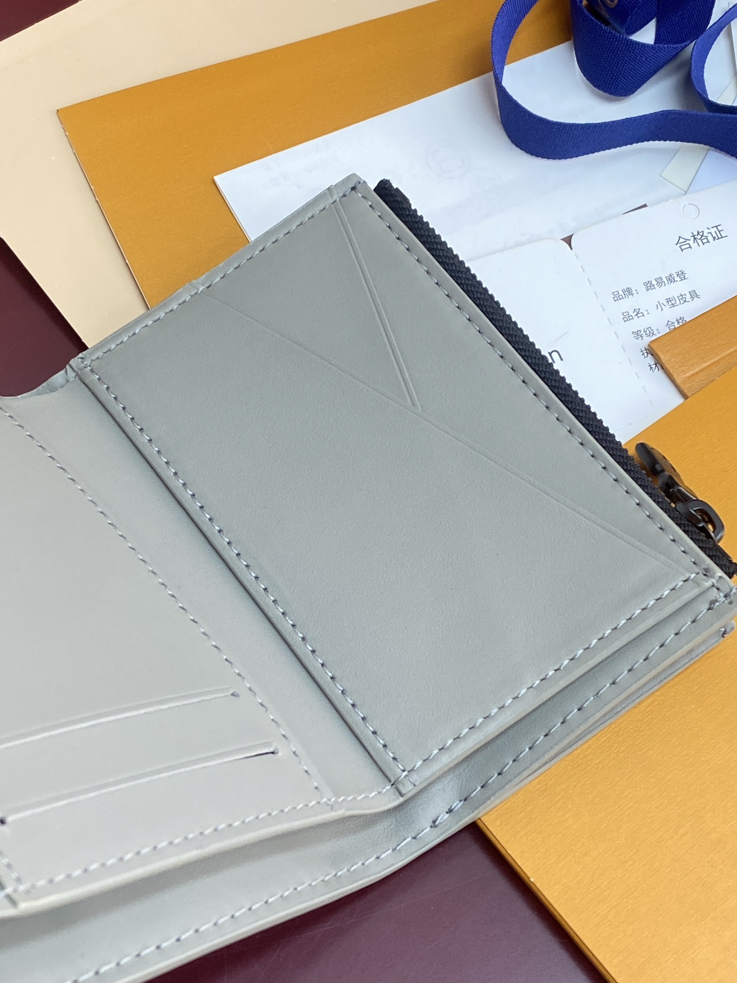 顶级原单 M12635 新压花冰灰!Victor 錢包、這款小巧的Victor錢包以Monogram Shadow牛皮製作,綴有細緻的Monogram壓花圖案,散發「低調奢華」的氣質。錢包內層間隔實用,設有一個拉鏈口袋、一個可存放紙幣及票據的口袋以及五個名片夾層,翻蓋配有按扣設計,並綴以Louis Vuitton標誌。
11.5 x 9 x 2.5 厘米
(長度 x 高度 x 闊度)