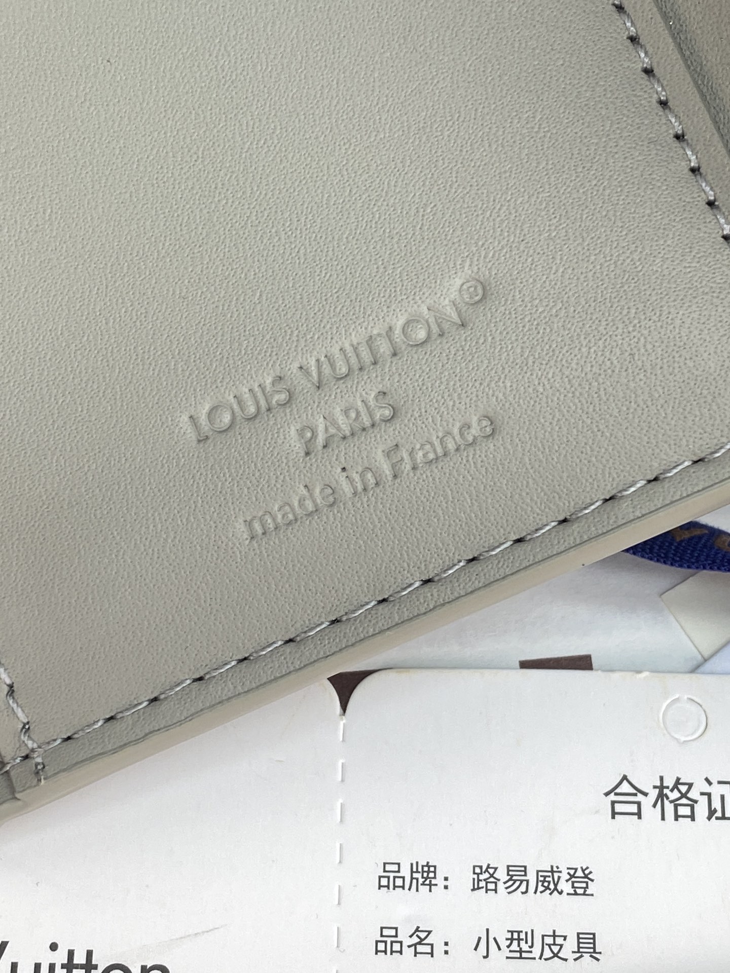 顶级原单 M12635 新压花冰灰!Victor 錢包、這款小巧的Victor錢包以Monogram Shadow牛皮製作,綴有細緻的Monogram壓花圖案,散發「低調奢華」的氣質。錢包內層間隔實用,設有一個拉鏈口袋、一個可存放紙幣及票據的口袋以及五個名片夾層,翻蓋配有按扣設計,並綴以Louis Vuitton標誌。
11.5 x 9 x 2.5 厘米
(長度 x 高度 x 闊度)