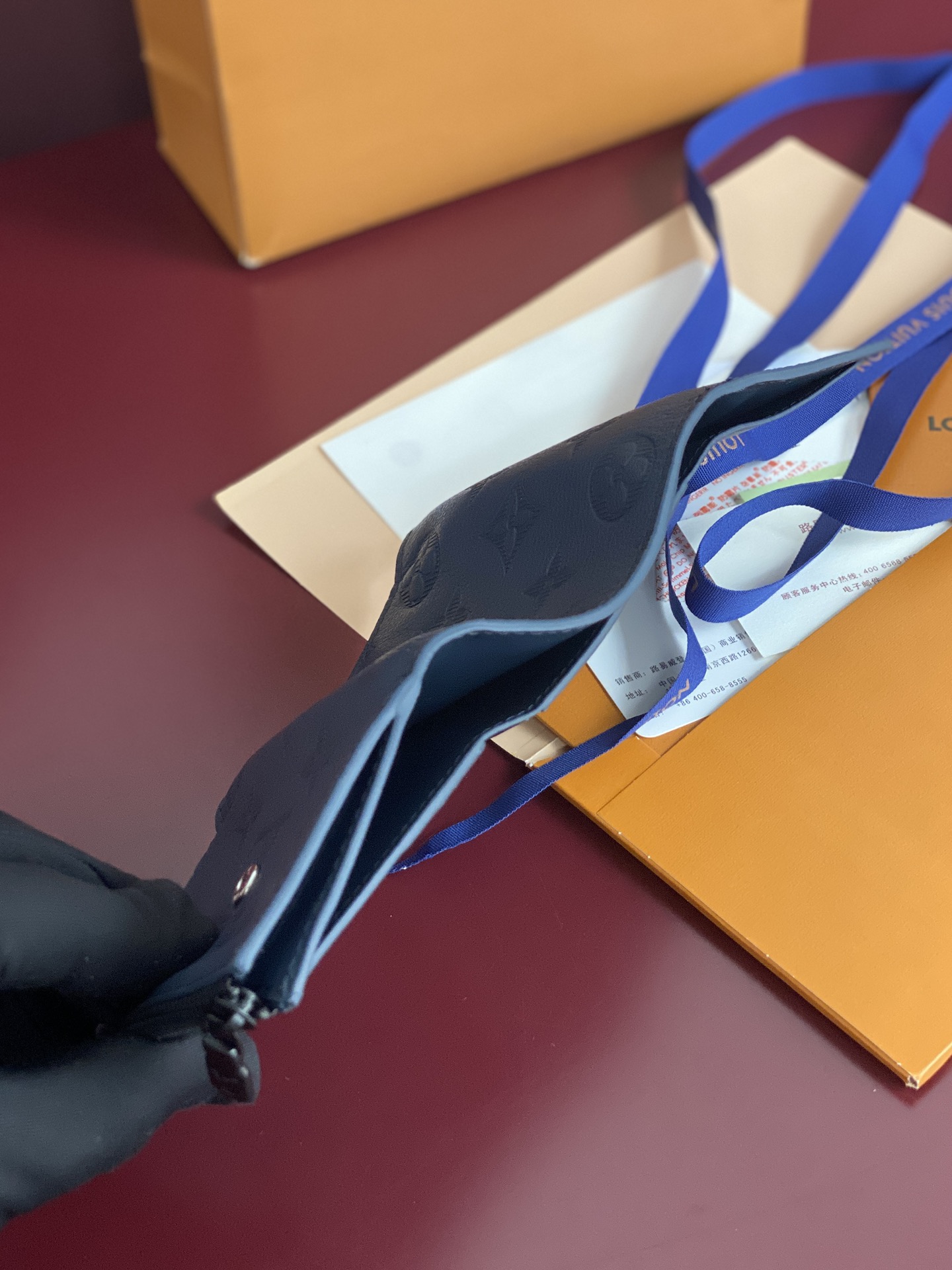 顶级原单 M12635 新压花深蓝!Victor 錢包、這款小巧的Victor錢包以Monogram Shadow牛皮製作,綴有細緻的Monogram壓花圖案,散發「低調奢華」的氣質。錢包內層間隔實用,設有一個拉鏈口袋、一個可存放紙幣及票據的口袋以及五個名片夾層,翻蓋配有按扣設計,並綴以Louis Vuitton標誌。
11.5 x 9 x 2.5 厘米
(長度 x 高度 x 闊度)
