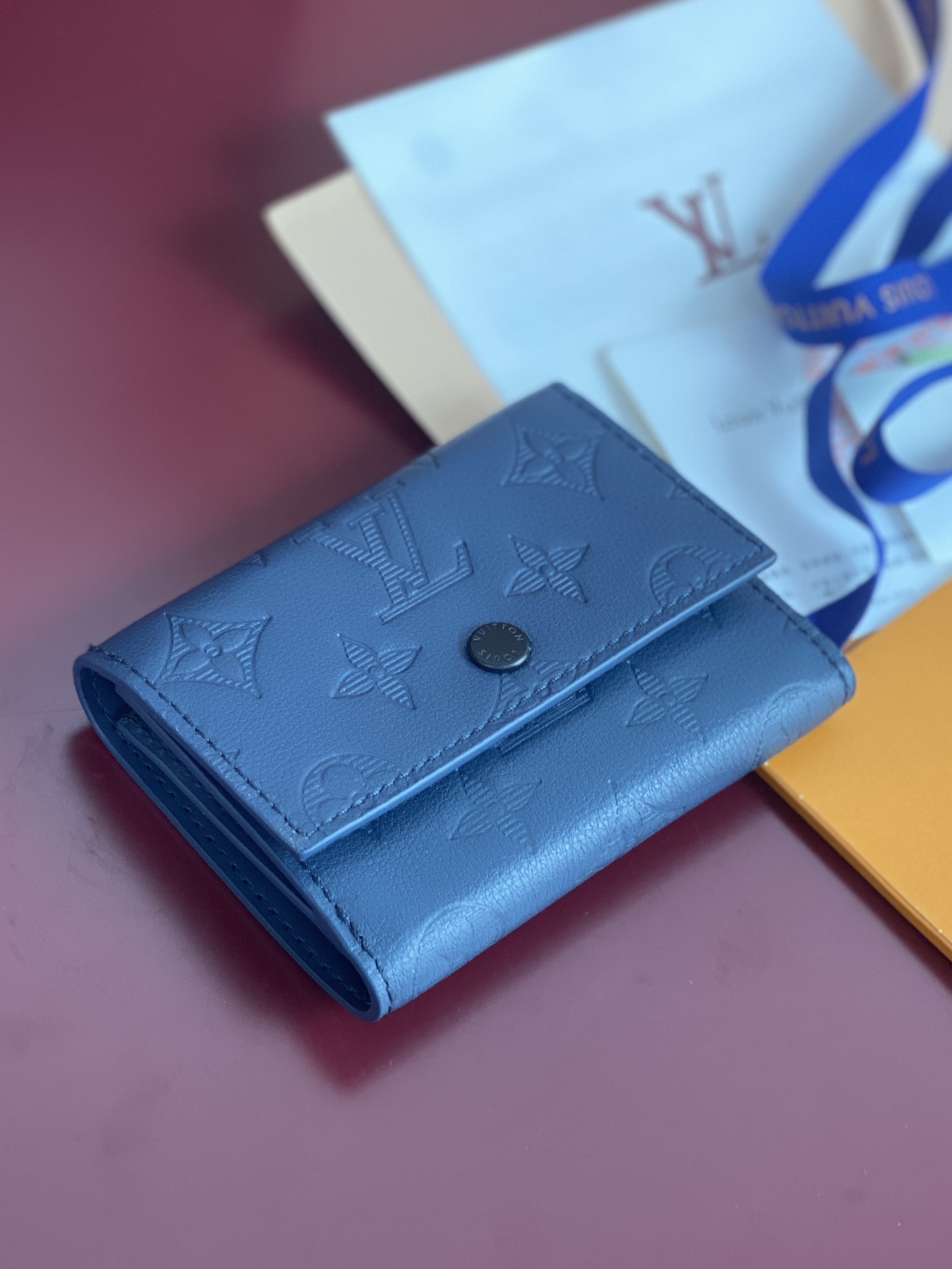 顶级原单 M12635 新压花深蓝!Victor 錢包、這款小巧的Victor錢包以Monogram Shadow牛皮製作,綴有細緻的Monogram壓花圖案,散發「低調奢華」的氣質。錢包內層間隔實用,設有一個拉鏈口袋、一個可存放紙幣及票據的口袋以及五個名片夾層,翻蓋配有按扣設計,並綴以Louis Vuitton標誌。
11.5 x 9 x 2.5 厘米
(長度 x 高度 x 闊度)