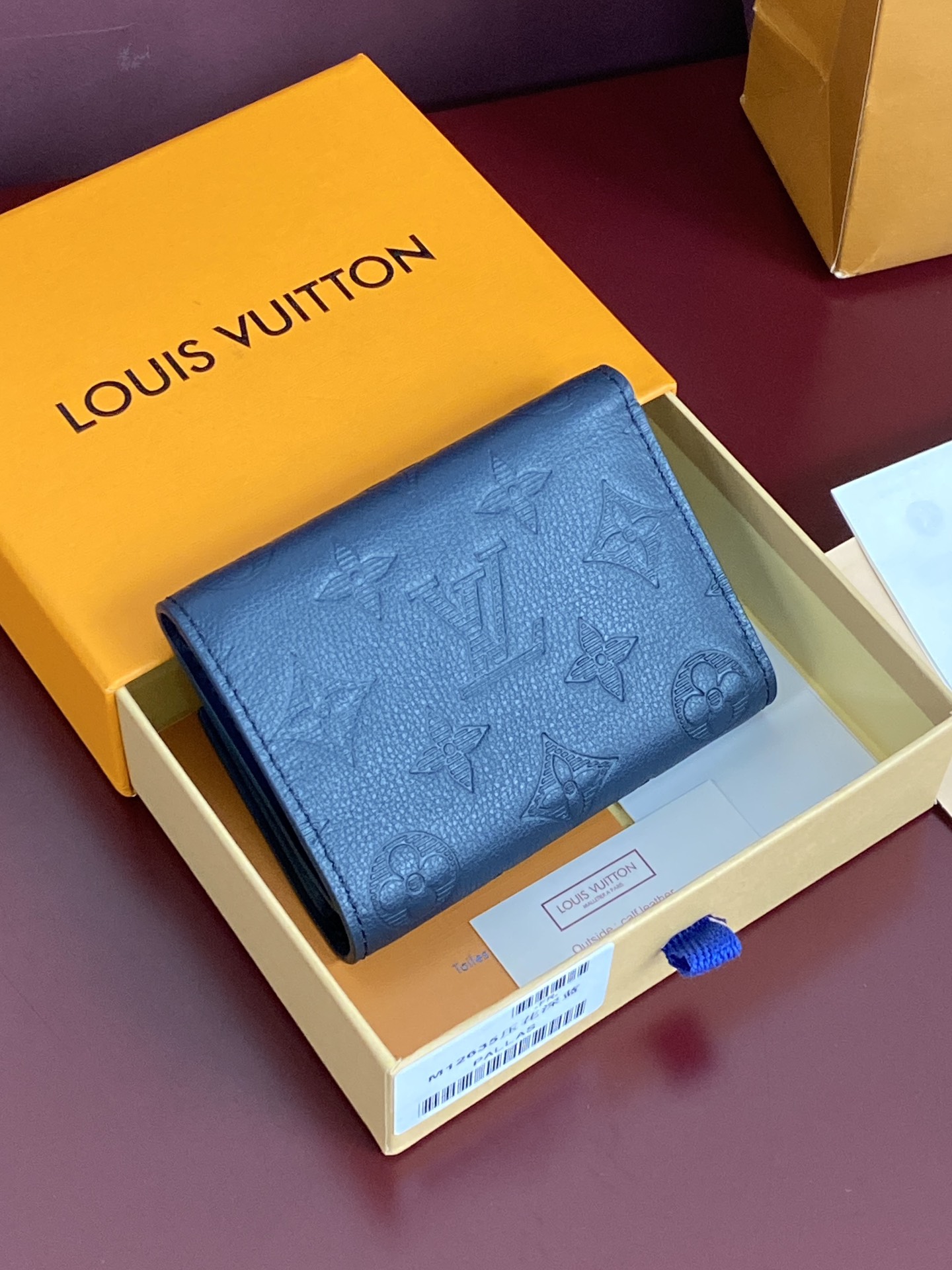 顶级原单 M12635 新压花深蓝!Victor 錢包、這款小巧的Victor錢包以Monogram Shadow牛皮製作,綴有細緻的Monogram壓花圖案,散發「低調奢華」的氣質。錢包內層間隔實用,設有一個拉鏈口袋、一個可存放紙幣及票據的口袋以及五個名片夾層,翻蓋配有按扣設計,並綴以Louis Vuitton標誌。
11.5 x 9 x 2.5 厘米
(長度 x 高度 x 闊度)
